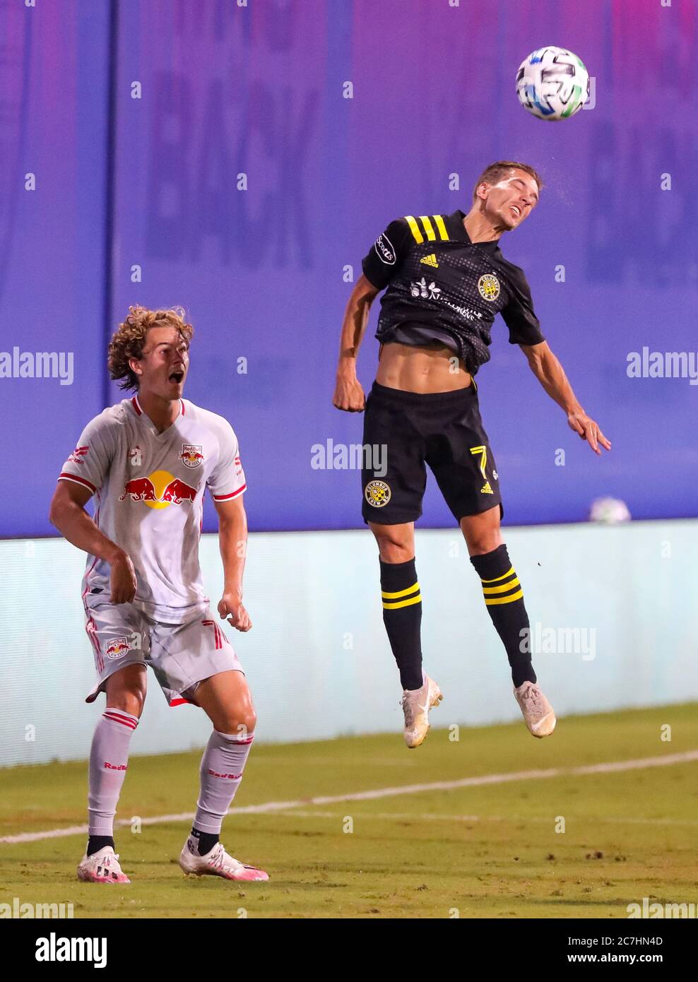 Orlando, Florida, USA. Juli 2020. 16. Juli 2020: Columbus Crew Forward PEDRO SANTOS (7) bekommt einen Header während des MLS is Back Tournament Columbus Crew SC gegen New York Red Bulls Spiel auf ESPN Wide World of Sports Complex in Orlando, FL am 16. Juli 2020. Quelle: Cory Knowlton/ZUMA Wire/Alamy Live News Stockfoto