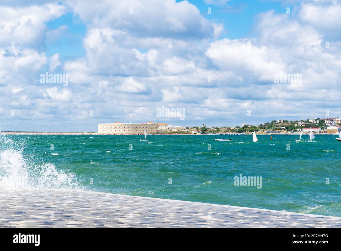 das azurblaue Meer auf dem Damm in der Stadt Sewastopol Stockfoto