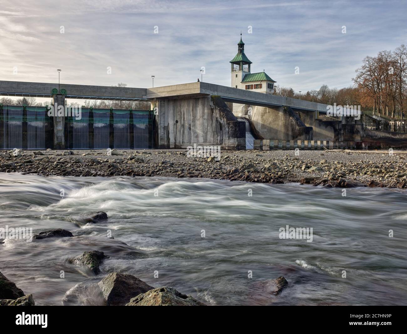 Wehr, Wehr, Abfluss, Fluss, Wasser, Beton, Kies, Wellenbrecher, Kiesbank Stockfoto