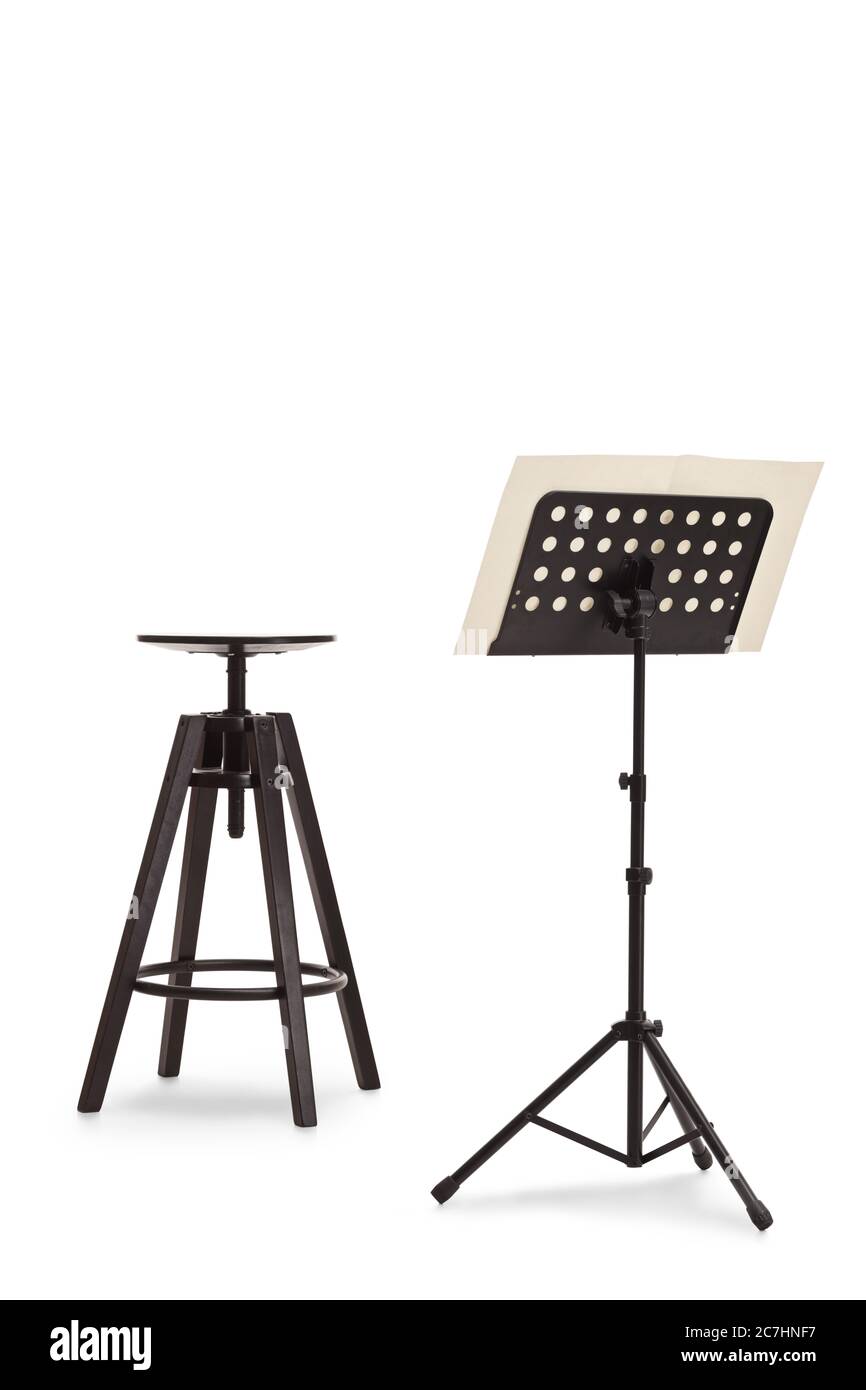 Studioaufnahme eines schwarzen Stuhls und eines Musiknotizbuchs auf einem auf weißem Hintergrund isolierten Ständer Stockfoto
