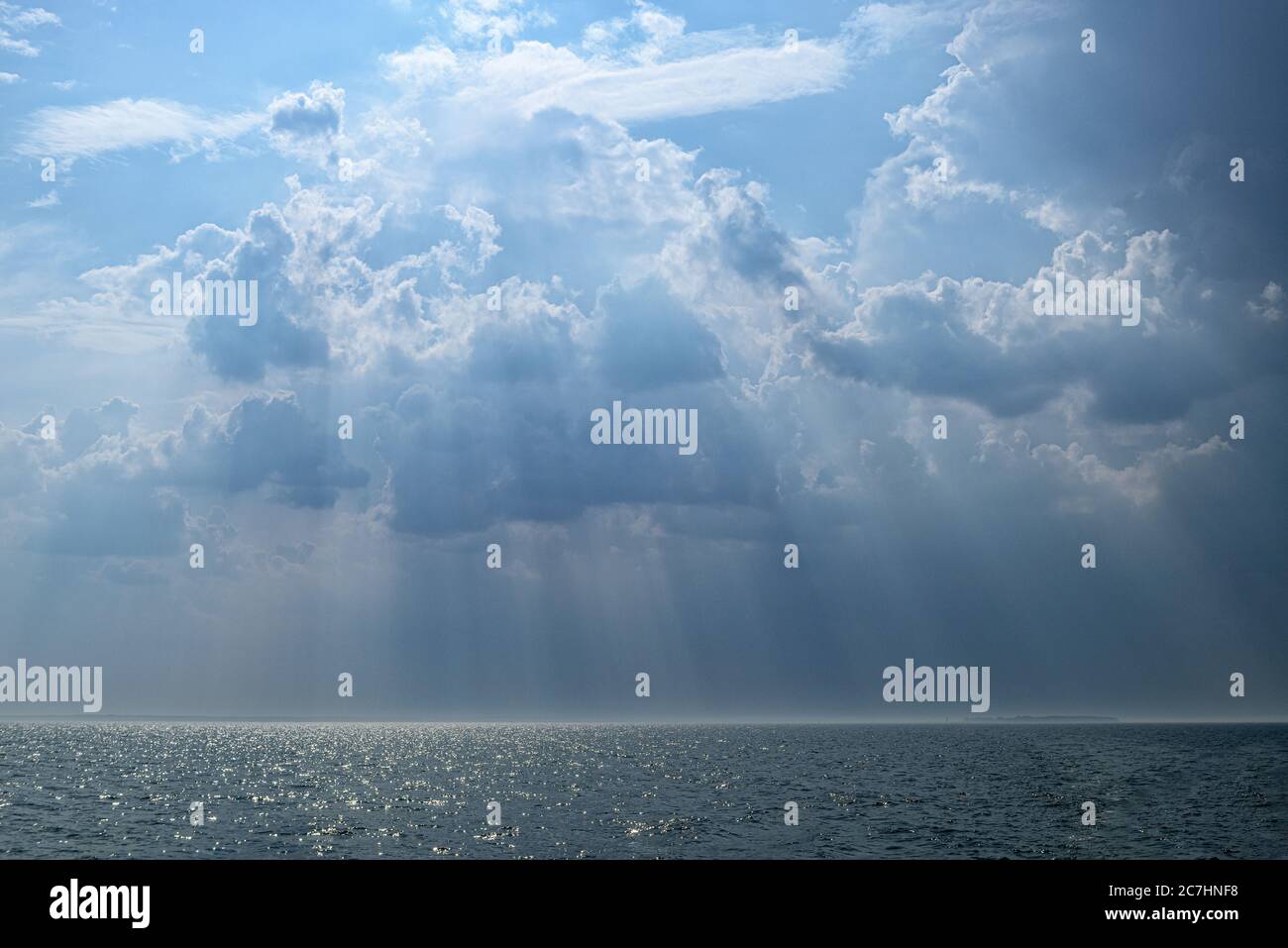 Gewitterstimmung, stürmischer Himmel, regnerischer Himmel, Sommer, Küste, Ostsee, Weite Stockfoto