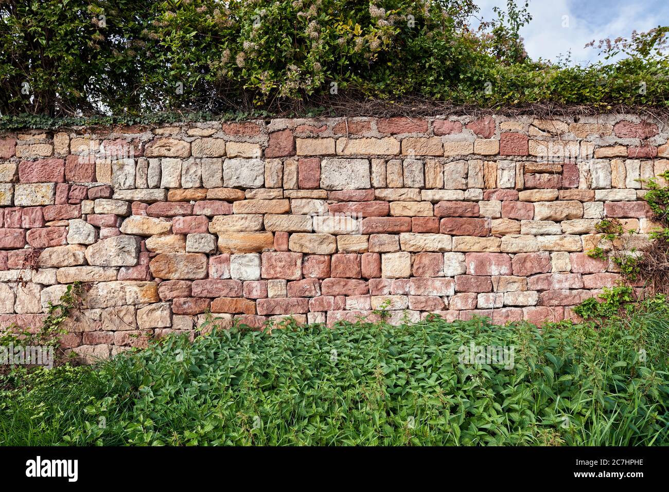 Rote Sandstein Trockensteinmauer im Weinberg Stockfotografie Alamy