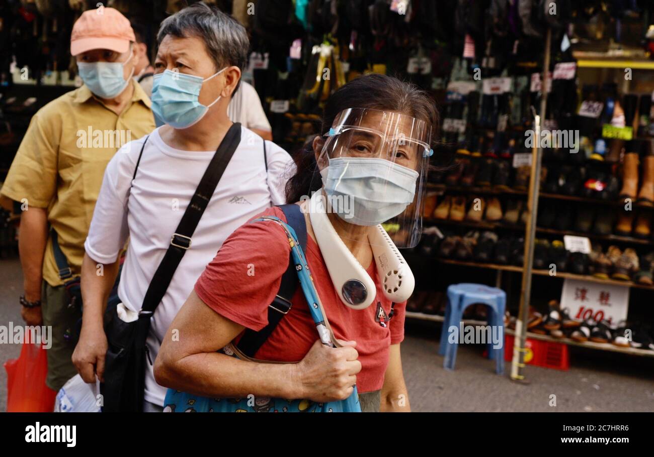 Hongkong, China. Juli 2020. Eine Frau mit stark geschützten Gesichtszahnrädern, einschließlich OP-Maske, Visier, Und schützende Plastikschild Spaziergang durch größte Poorman's Market in der Stadt.Hongkong ist unter Bedrohung durch die dritte Welle des Coronavirus-Angriff, mehrere Cluster-Infektion Fälle sind bereits im gesamten Gebiet gemeldet, die ernsthafte gesundheitliche Bedenken unter den Bürgern verursacht. Kredit: Liau Chung-ren/ZUMA Wire/Alamy Live Nachrichten Stockfoto