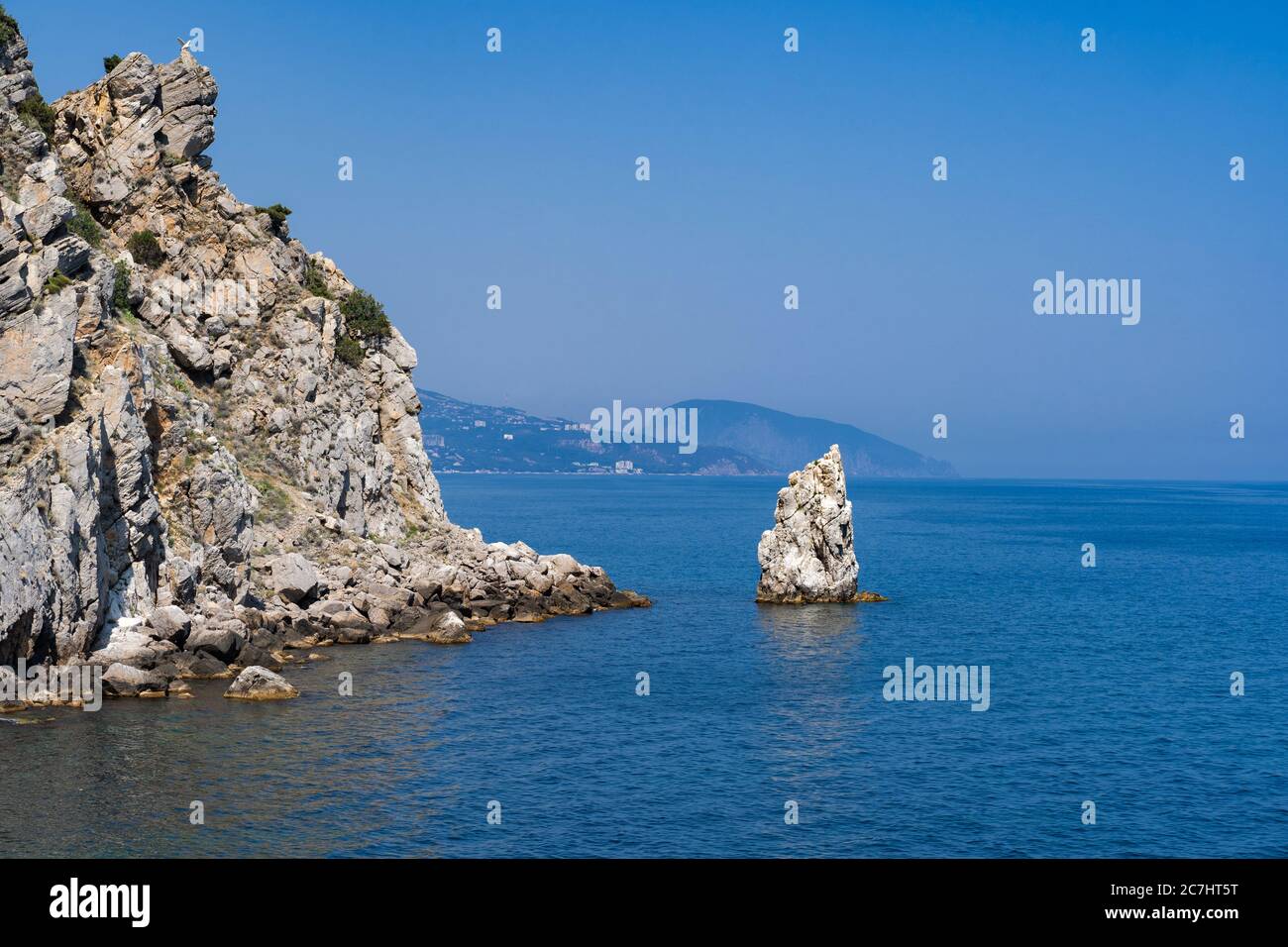 Das azurblaue Meer mit den Felsen. Ein schöner Anblick Stockfoto