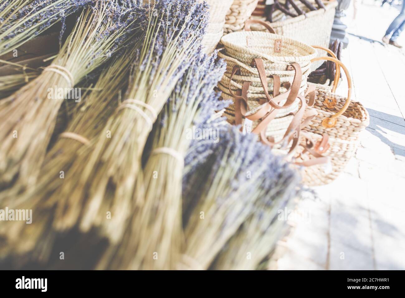Körbe und Bündel getrockneten Lavendels an einem Marktstand. Stockfoto