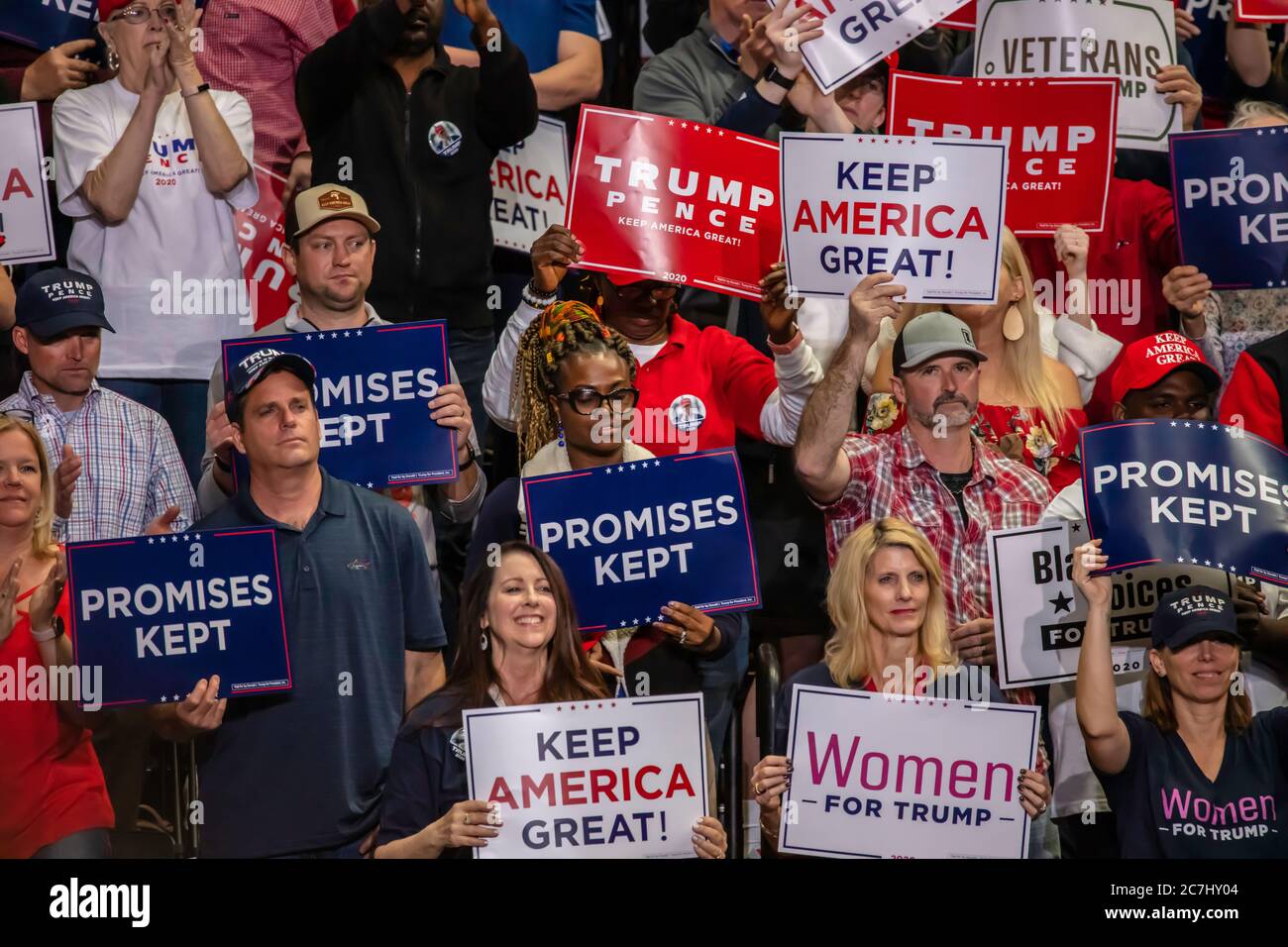 Präsident Trump Anhänger zeigen Vielfalt bei der Kundgebung im Bojangle's Coliseum Stockfoto
