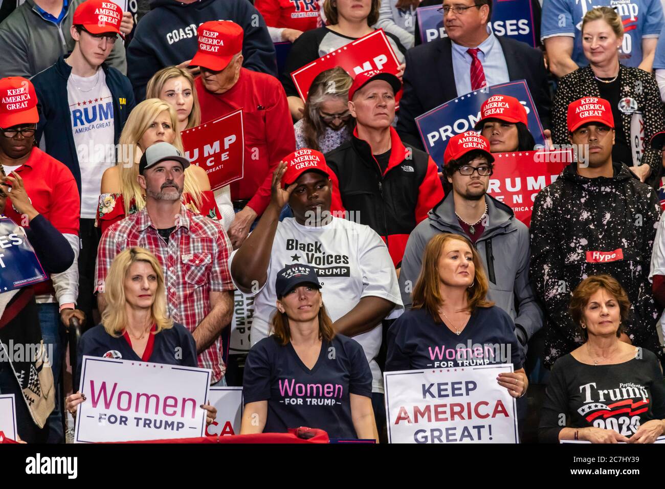 Präsident Trump Unterstützer trägt ein Black Voices for Trump Shirt bei der Kundgebung im Bojangle's Coliseum Stockfoto