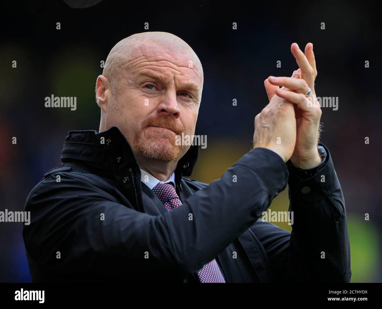 Februar 2020, Turf Moor, Burnley, England; Premier League, Burnley V Bournemouth: Burnley-Manager Sean Dyche lobt die Fans vor dem Spiel Stockfoto