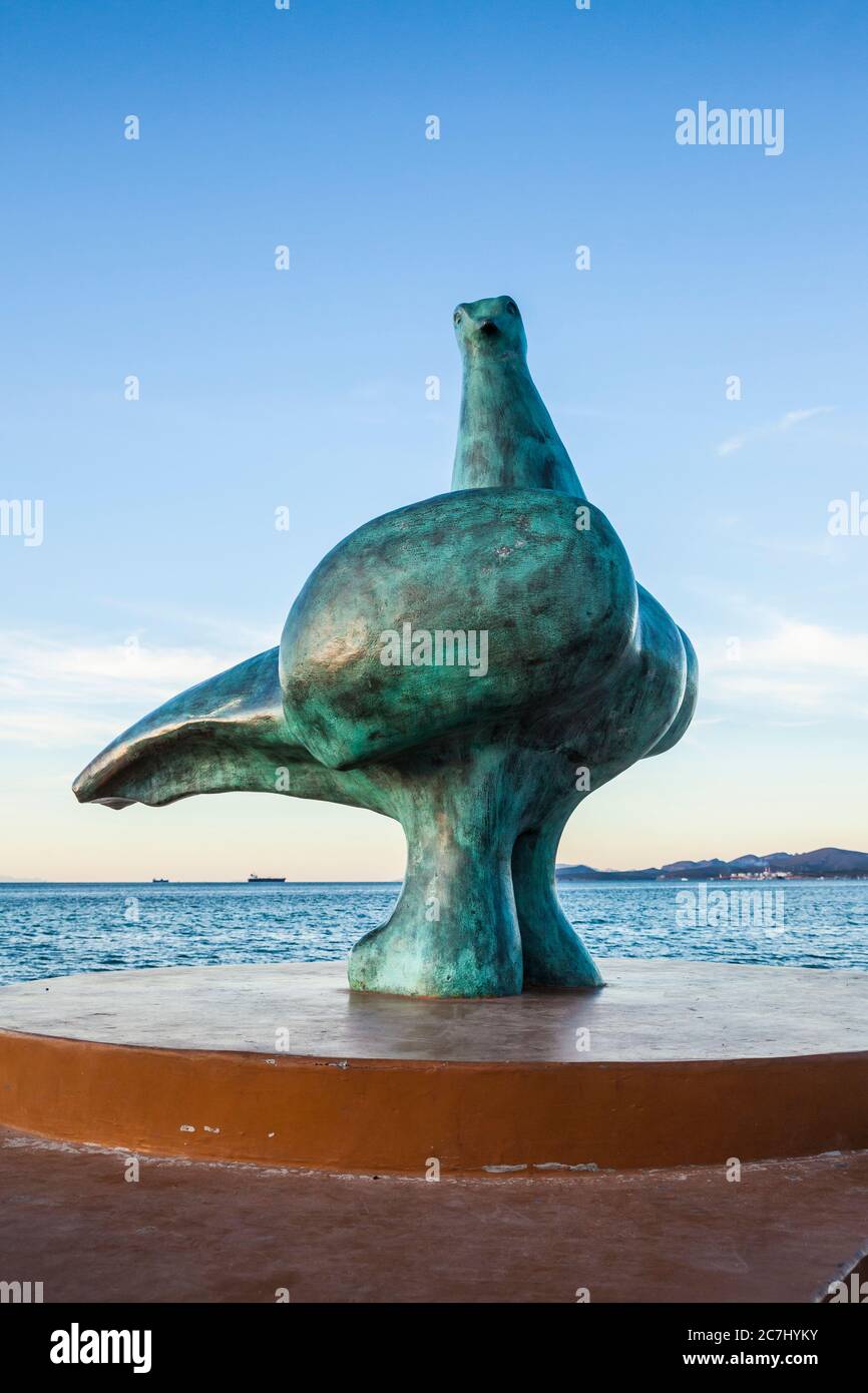 Eine wunderschöne Skulptur entlang der Malecon in La Paz, Mexiko. Diese Taube von Juan Soriano. Das Malecon ist ein Strandspaziergang entlang der Uferpromenade. Der Taubenständer Stockfoto
