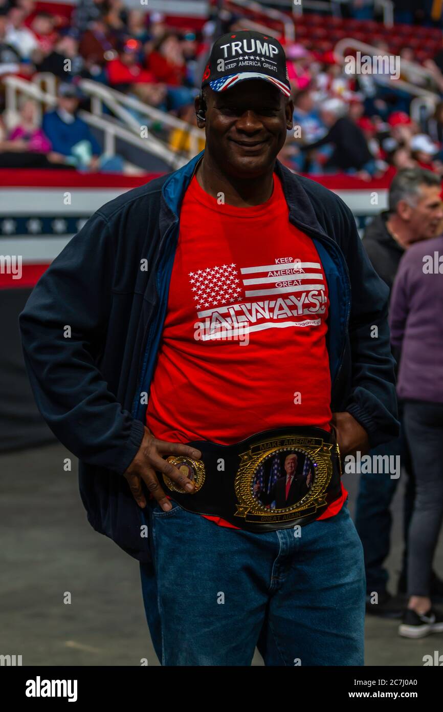 Präsident Trump Unterstützer trägt ein Keep America Great Always Shirt bei der Rallye im Bojangle's Coliseum Stockfoto