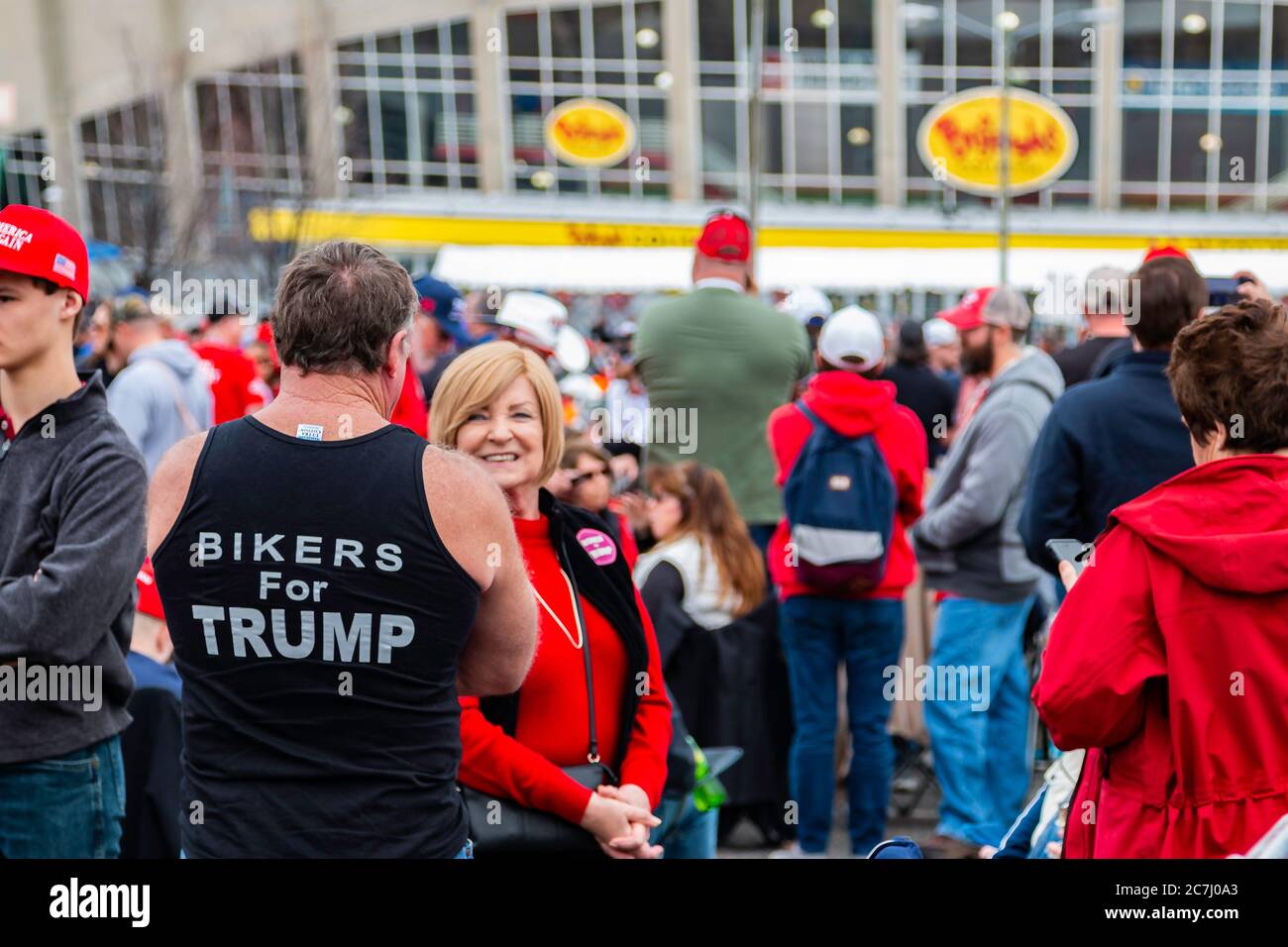 Der Unterstützer des Präsidenten trägt seine Biker für Trump vor dem Eingang zur Wahlkampfveranstaltung in Charlotte, North Carolina Stockfoto