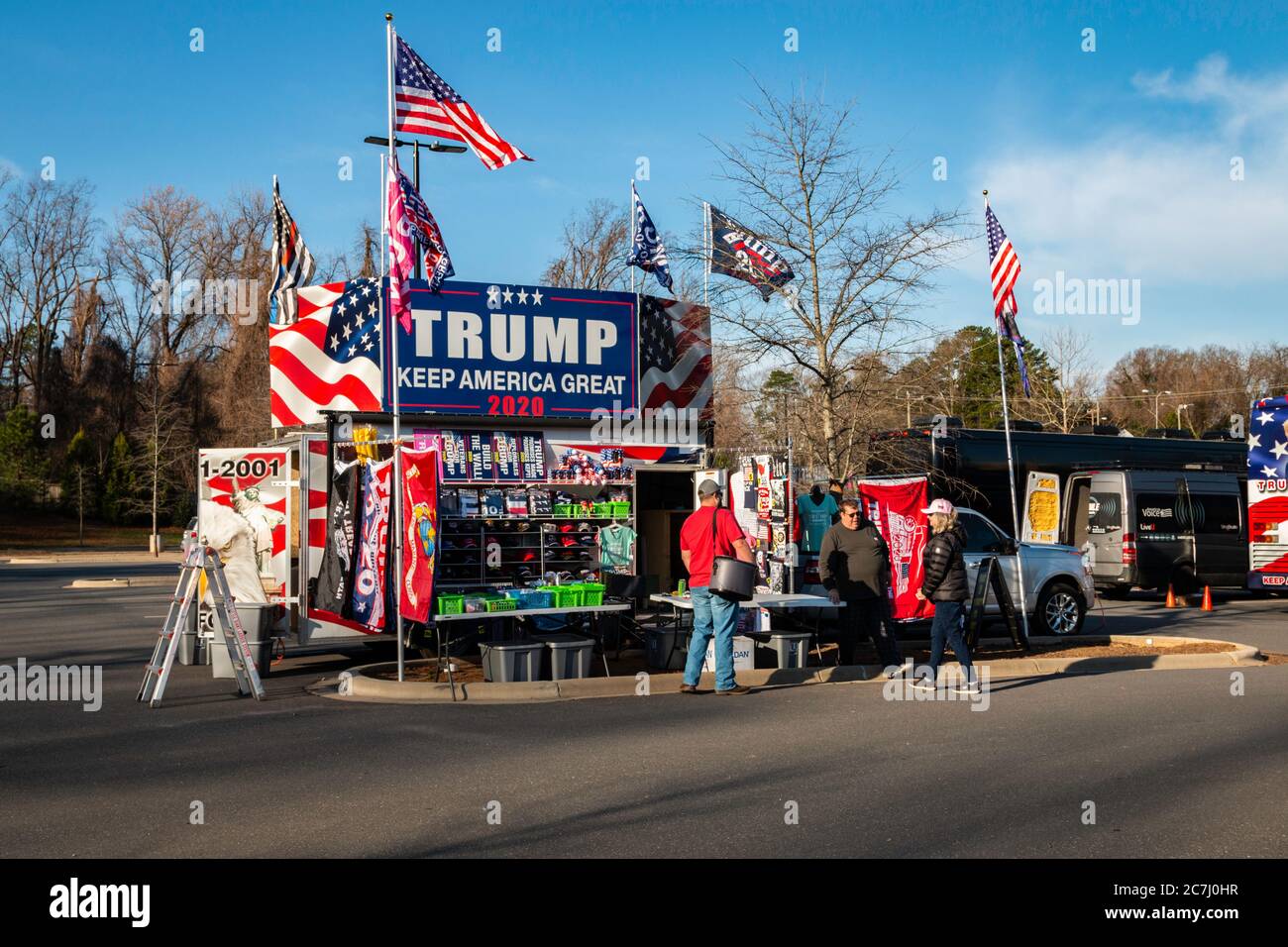 Verkäufer, der vor der Wahlkampfrallye verschiedene Trump-Memorabilien verkauft Stockfoto