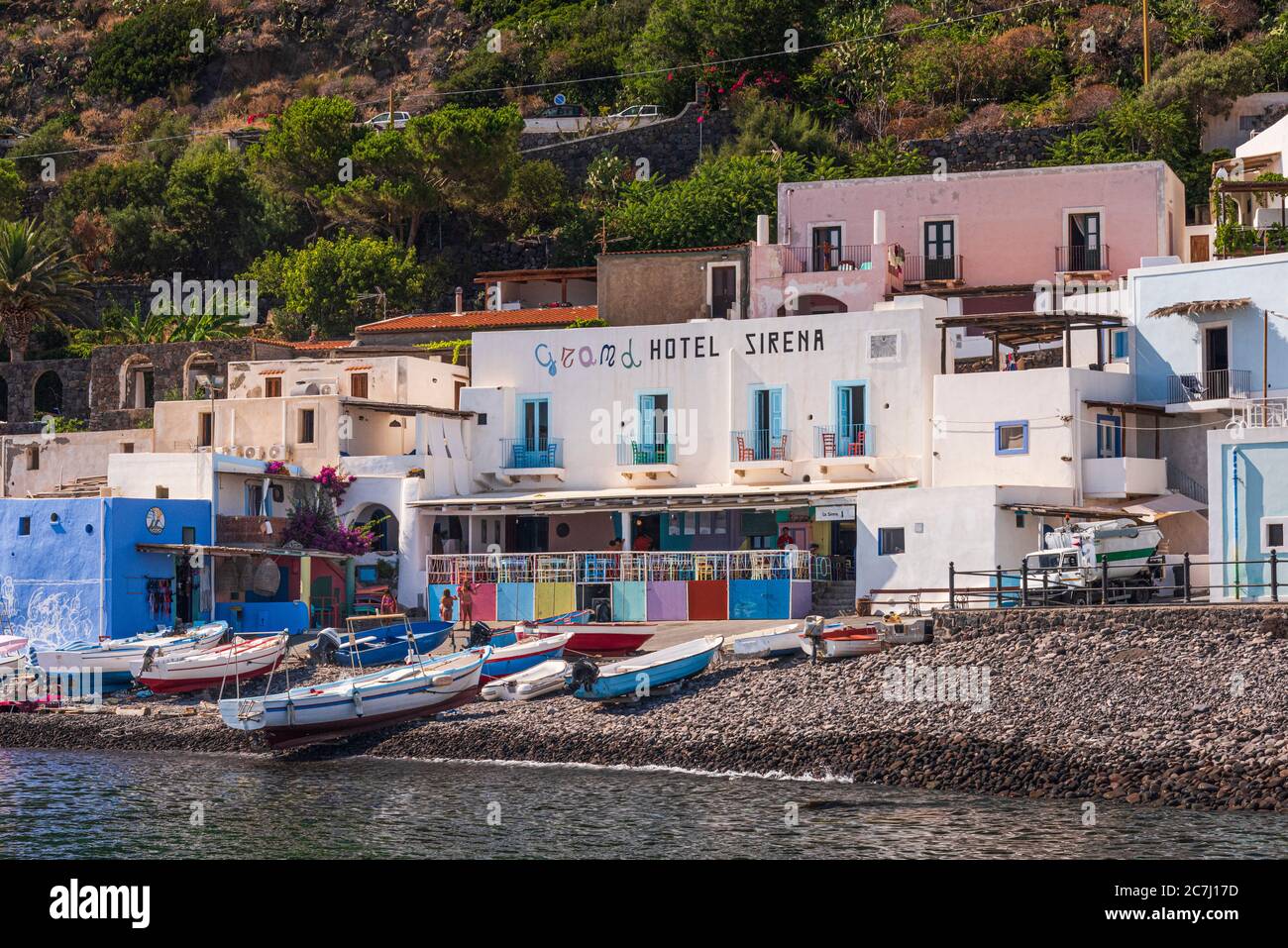 Sizilien - sonnige Eindrücke der Äolischen Inseln, auch als Äolische Inseln oder Isole Eolie bekannt: Lipari, Stromboli, Salina, Vulcano, Panarea, Filicudi und Alicudi. Buntes Hotel auf Filicudi. Stockfoto