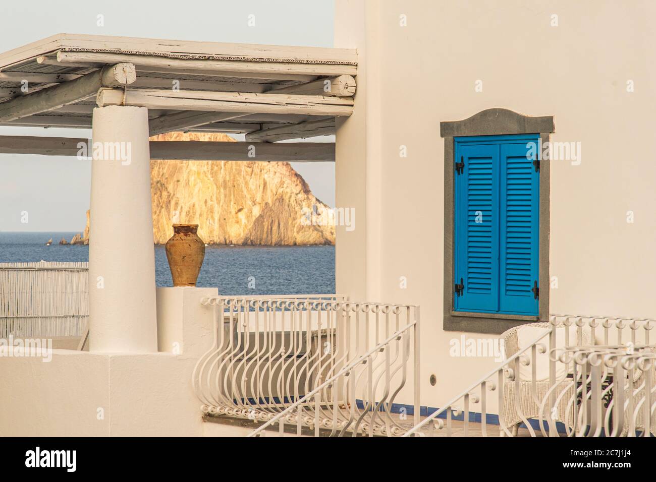 Sizilien - sonnige Eindrücke der Äolischen Inseln, auch als Äolische Inseln oder Isole Eolie bekannt: Lipari, Stromboli, Salina, Vulcano, Panarea, Filicudi und Alicudi. Blick auf Lisca Bianca über eine Dachterrasse auf Panarea. Stockfoto
