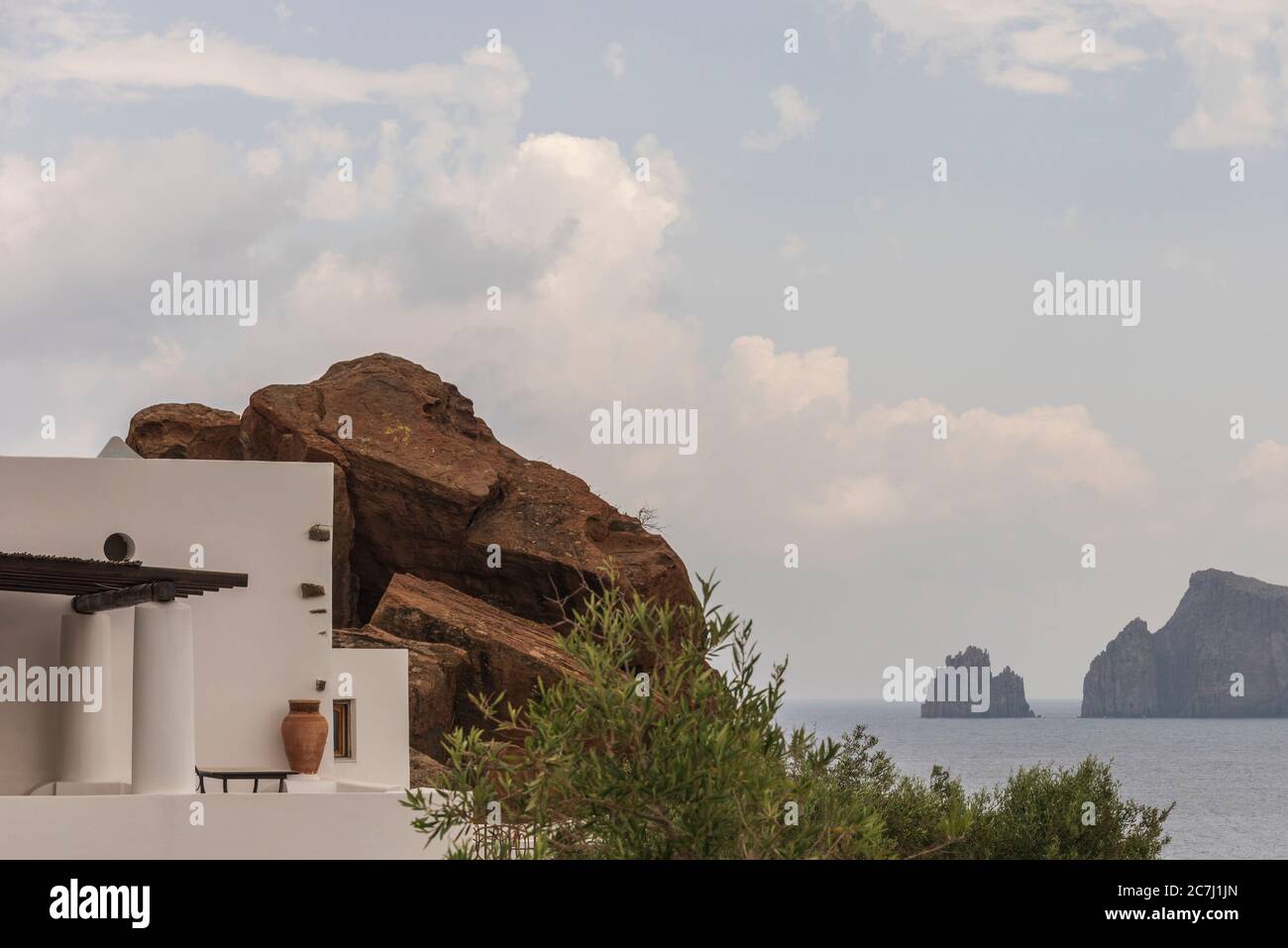 Sizilien - sonnige Eindrücke der Äolischen Inseln, auch als Äolische Inseln oder Isole Eolie bekannt: Lipari, Stromboli, Salina, Vulcano, Panarea, Filicudi und Alicudi. Weißes Haus in einer Felswand, Panarea gebaut. Stockfoto