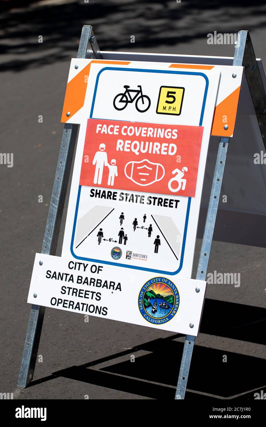 Gesichtsbedeckung erforderliche Warnschilder für Gesichtsmasken auf öffentlichen Straßen während COVID 19 Coronavirus in Santa Barbara Innenstadt Straße Stockfoto