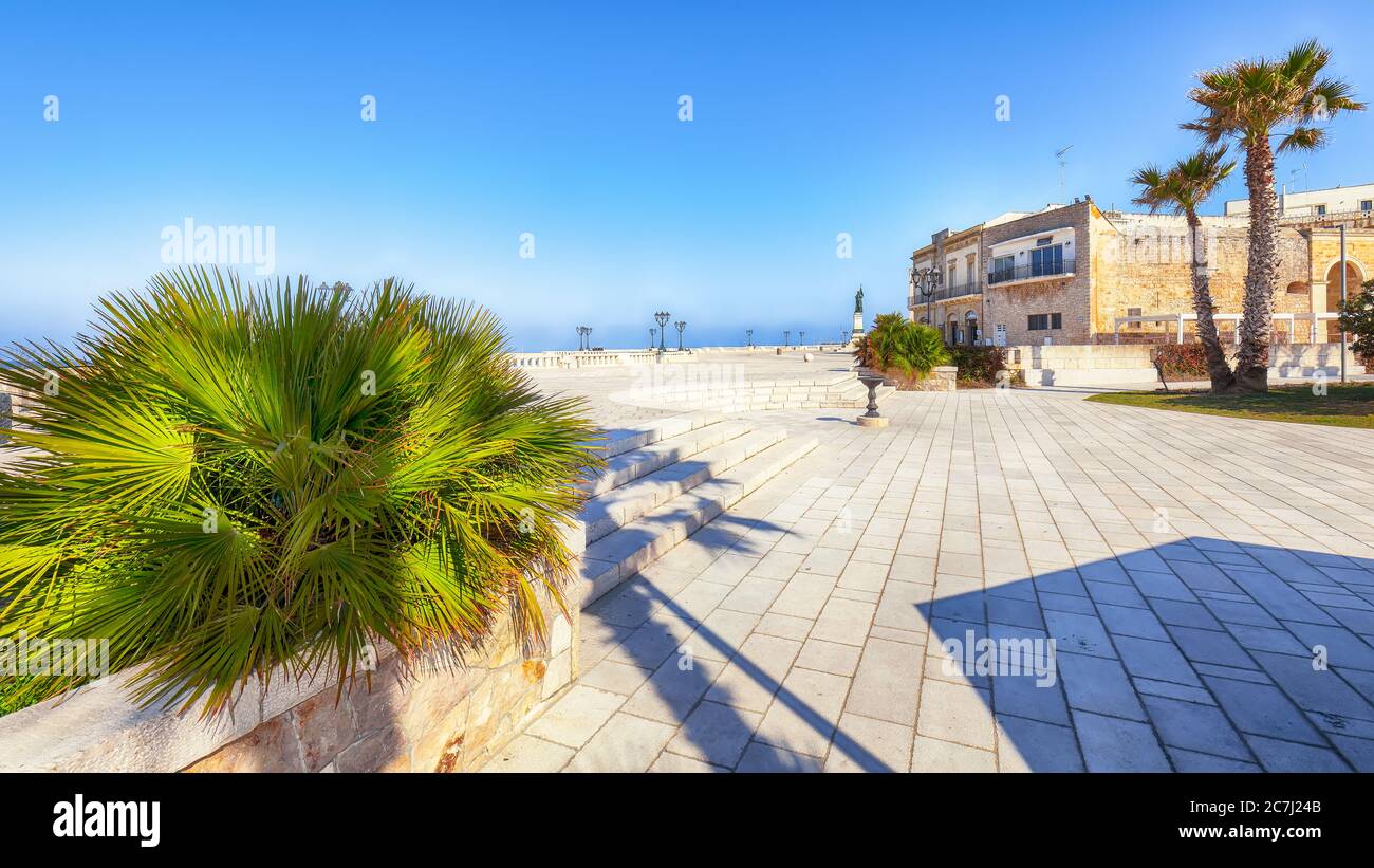 Palmen an der Promenade von Otranto in Italien. Urlaub in Italien. Stadt Otranto, Provinz Lecce auf der Halbinsel Salento, Apulien, Italien Stockfoto
