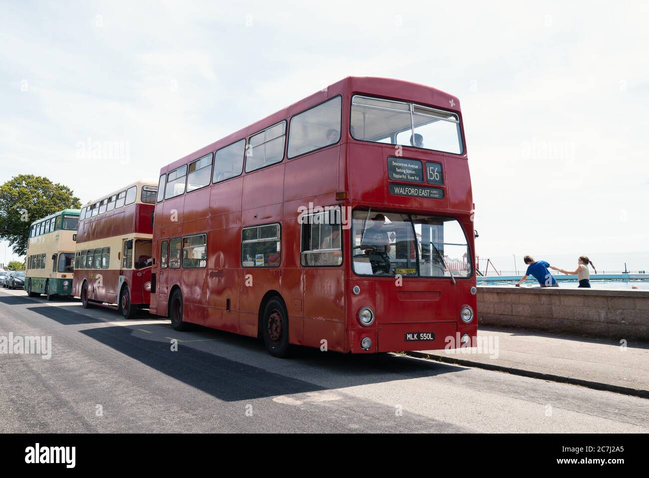 Ramsgate, UK - Juli 12 2020 drei Busse, die in einer Mini-Version teilnehmen, reduziert aufgrund Covid-19 der jährlichen Thanet Road auf der Royal Esplanade . Stockfoto