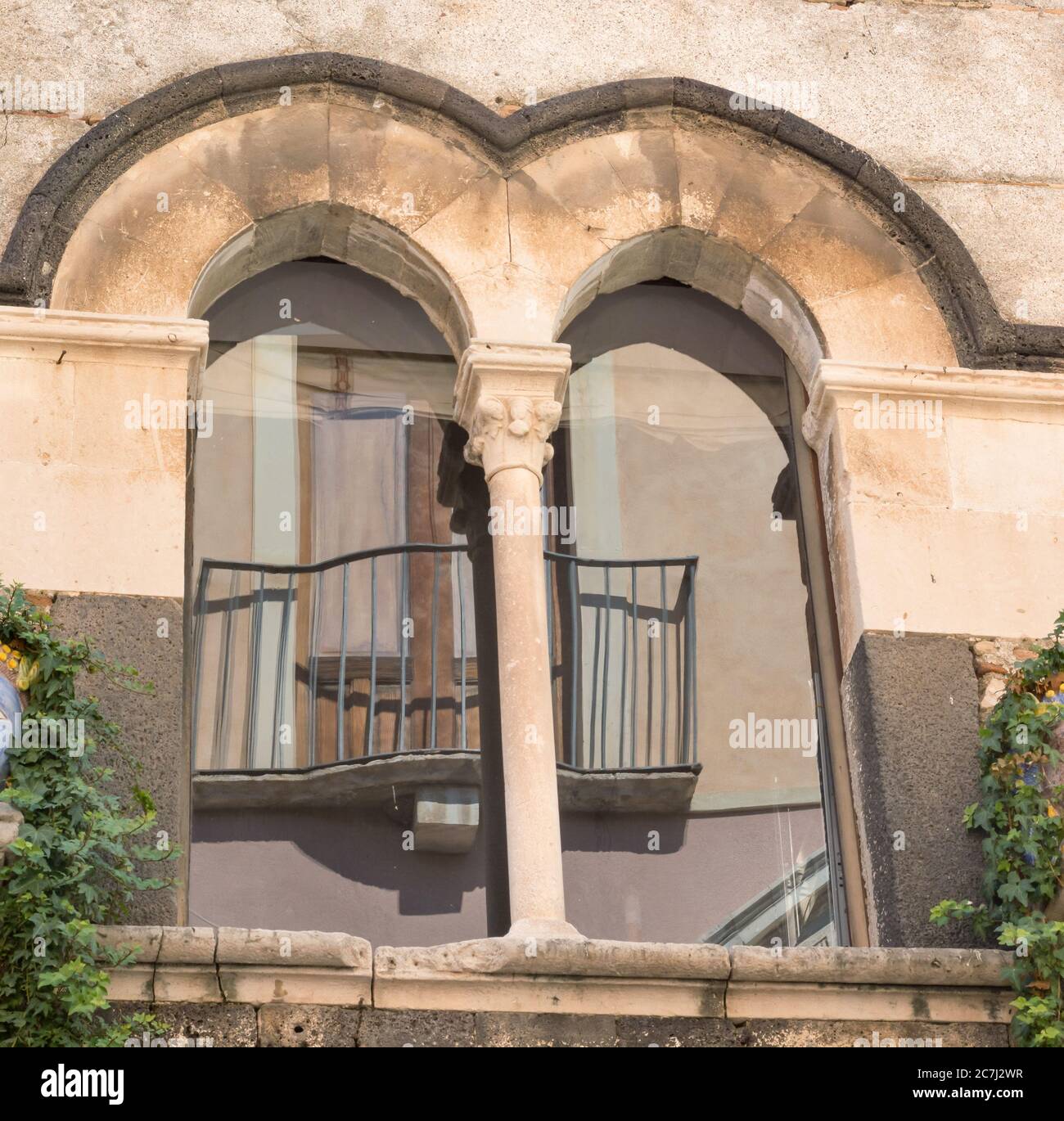 Fenster mit Balkonspiegelung in Taormina auf Sizilien Stockfoto