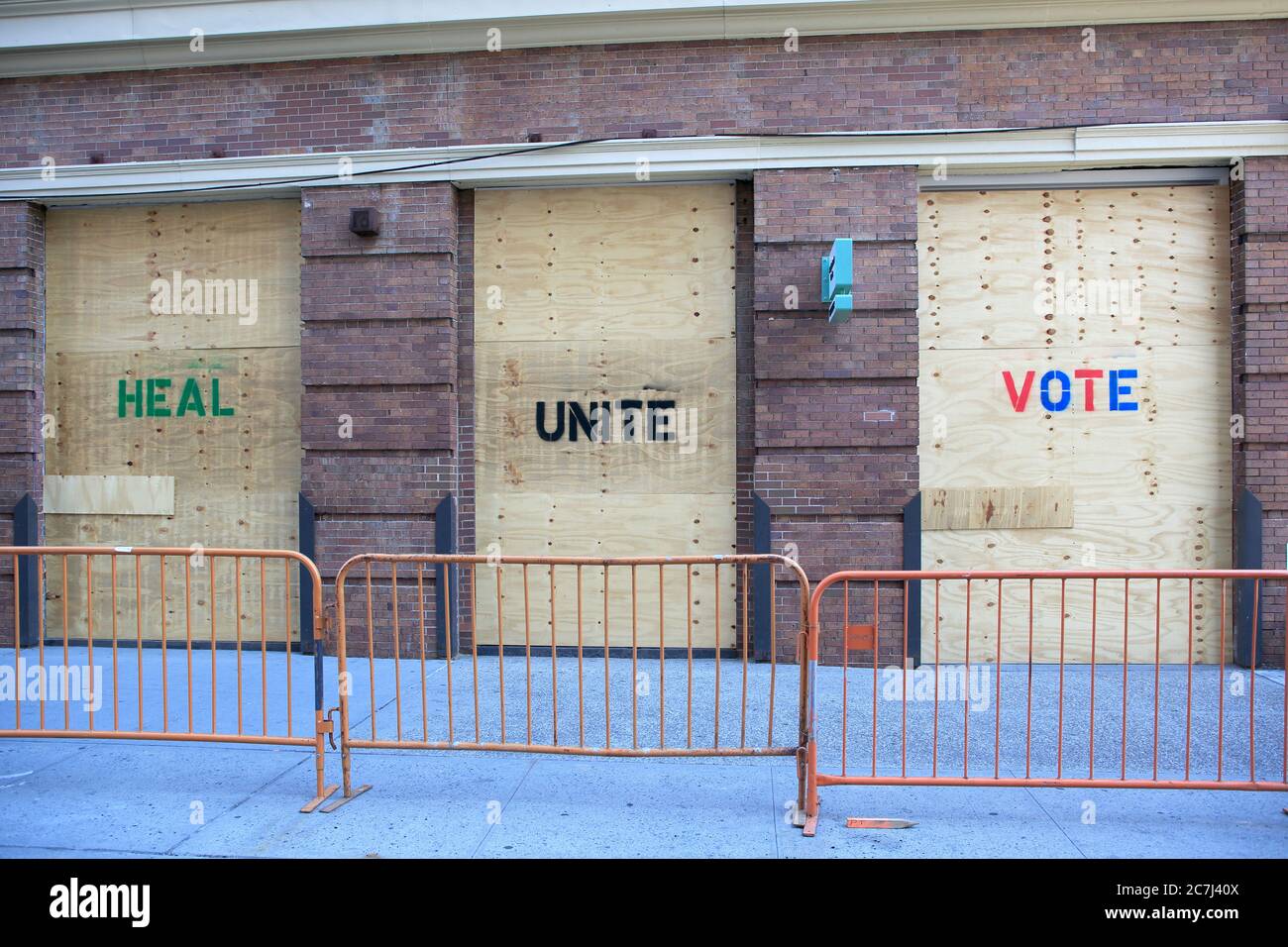 Heal, Unite, Vote bemalt auf vertauften Fenstern des Chelsea Market während Black Lives Matter Protesten, Chelsea, Manhattan, New York City, USA Stockfoto