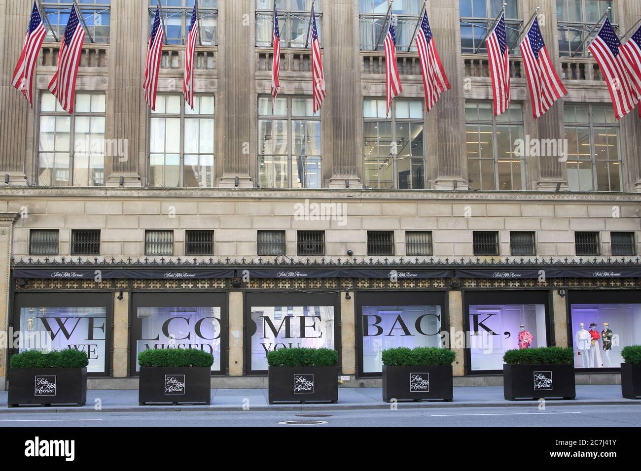 Saks Fifth Avenue Warenhaus willkommen zurück Zeichen in Fenstern für die Wiedereröffnung in Phase 3 während COVID-19 Pandemie, Midtown, Manhattan, New York City, USA Juli 2020 Stockfoto