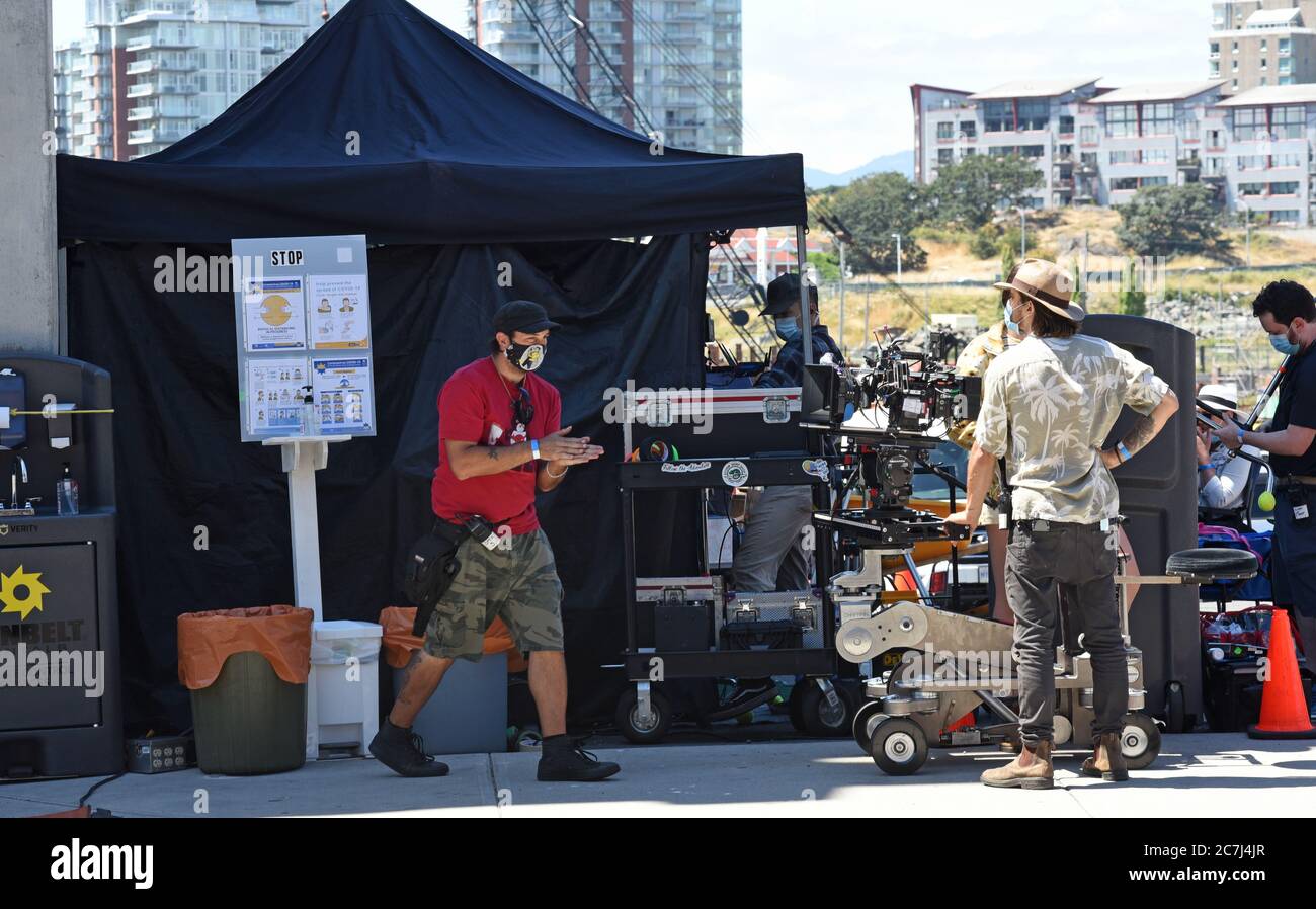Victoria, British Columbia, Kanada, 17. Juli 2020 - Mask trägt Filmproduktions-Crew Mitglied reibt sich die Hände, nachdem sie an einer Waschstation während der Dreharbeiten des Films liefern bis Weihnachten desinfiziert. Die kanadische Filmproduktion wurde mit neuen Covid-19 Sicherheitsregeln und -Beschränkungen wieder aufgenommen. Alamy Live Nachrichten/Don Denton Kredit: Don Denton/Alamy Live Nachrichten Stockfoto