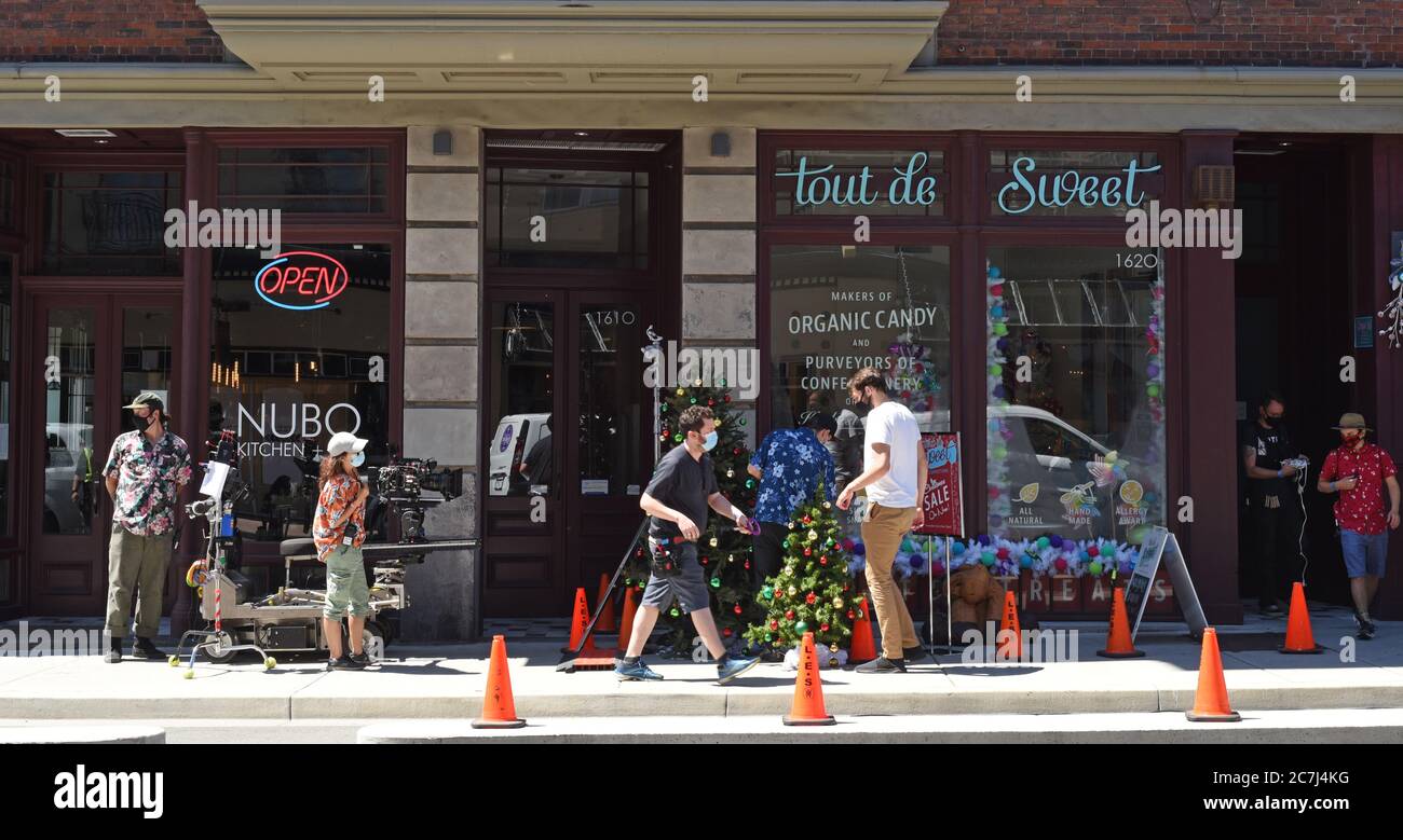 Victoria, British Columbia, Kanada, 17. Juli 2020 - Mask tragen Filmproduktion Crew-Mitglieder für eine Aufnahme während der Dreharbeiten des Films liefern bis Weihnachten. Die kanadische Filmproduktion wurde mit neuen Covid-19 Sicherheitsregeln und -Beschränkungen wieder aufgenommen. Alamy Live Nachrichten/Don Denton Kredit: Don Denton/Alamy Live Nachrichten Stockfoto