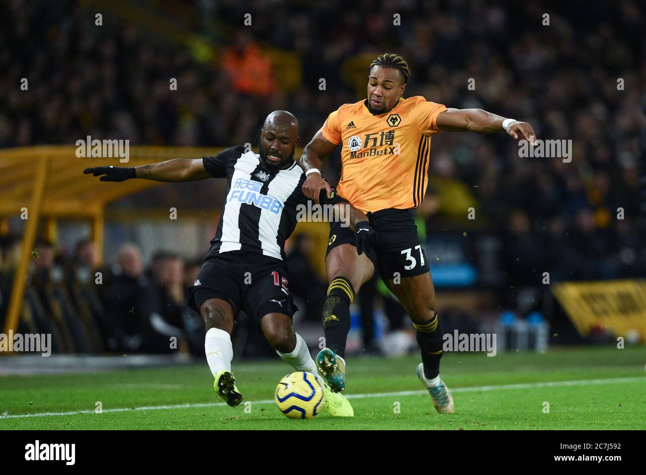 11. Januar 2020, Molineux, Wolverhampton, England; Premier League, Wolverhampton Wanderers v Newcastle United: Jetro Willems (15) von Newcastle United ist von Adama Traore angefochten (37) der Wolverhampton Wanderers Credit: Richard Long/News Bilder Stockfoto