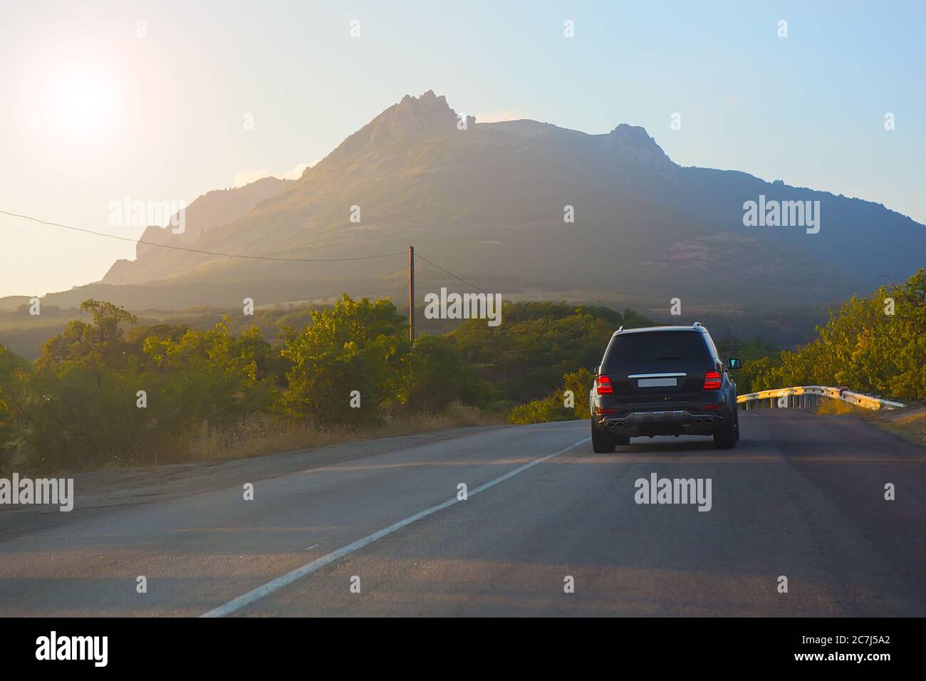 SUV auf der Straße im Berggebiet im Sommer Stockfoto