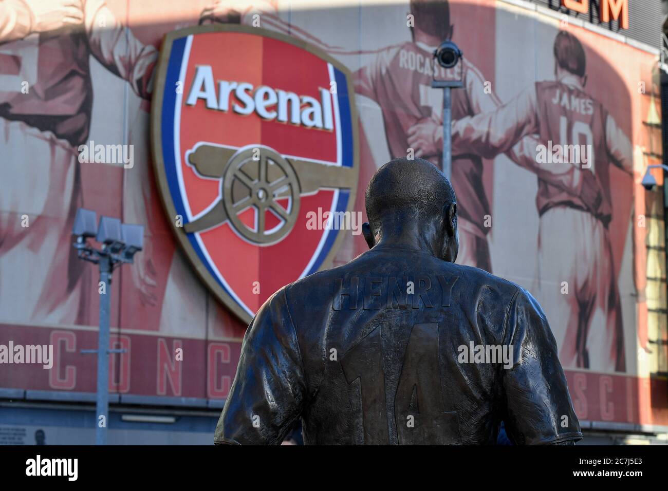 18. Januar 2020, Emirates Stadium, London, England; Premier League, Arsenal gegen Sheffield United : die Statue von Thierry Henry vor dem Emirates Stadium Credit: Simon Whitehead/News Images Stockfoto