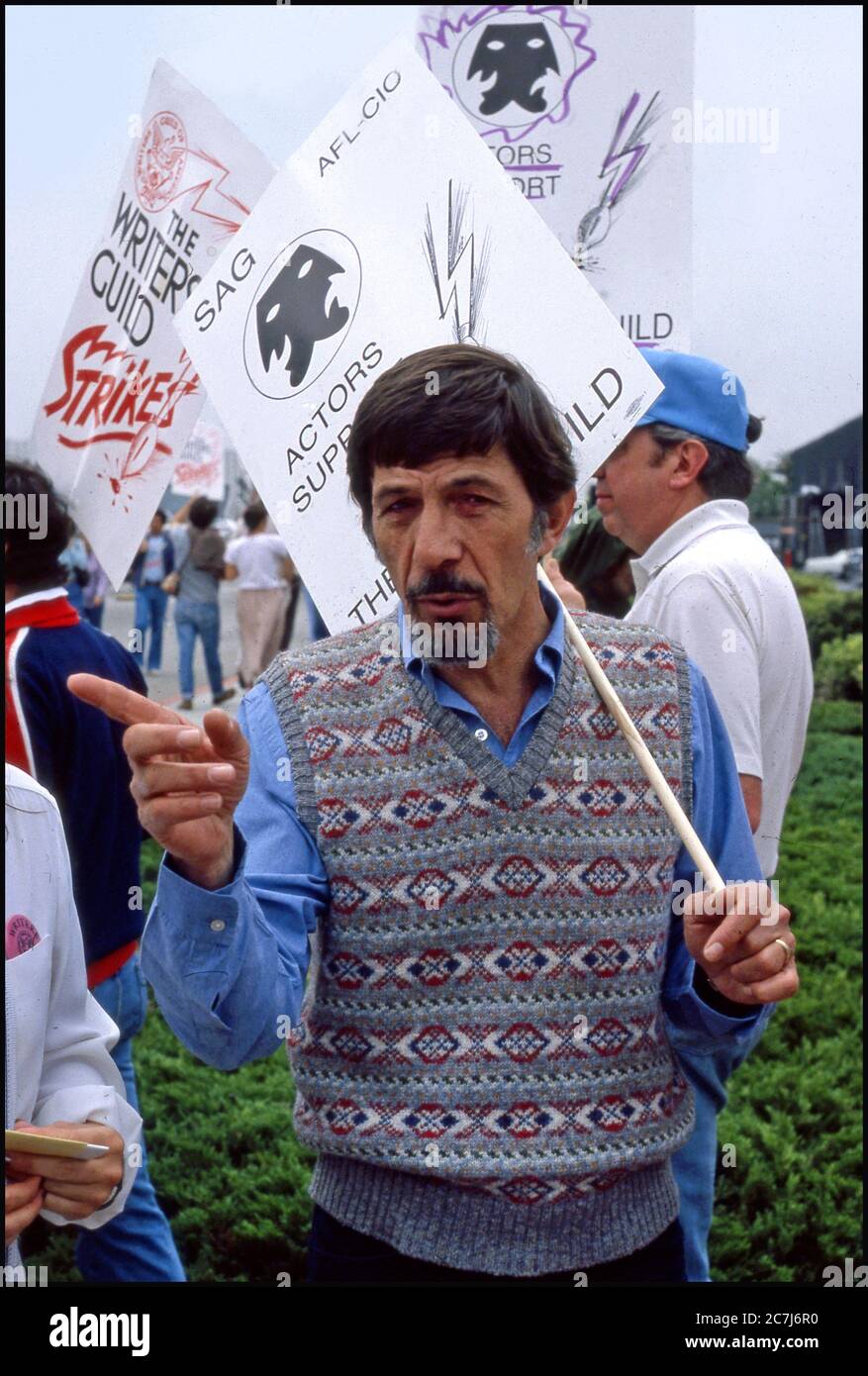 Leonard Nimoy von Star Trek Fame schließt sich der Streikposten für streikende Mitglieder der Writer's Guild außerhalb von CBS Television City in Hollywood, CA an Stockfoto