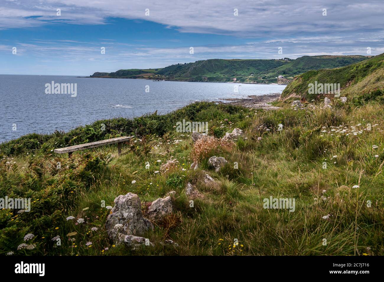 Blick über Lannacombe Bay in Richtung Prawl Point entlang des South West Coastpath. Stockfoto
