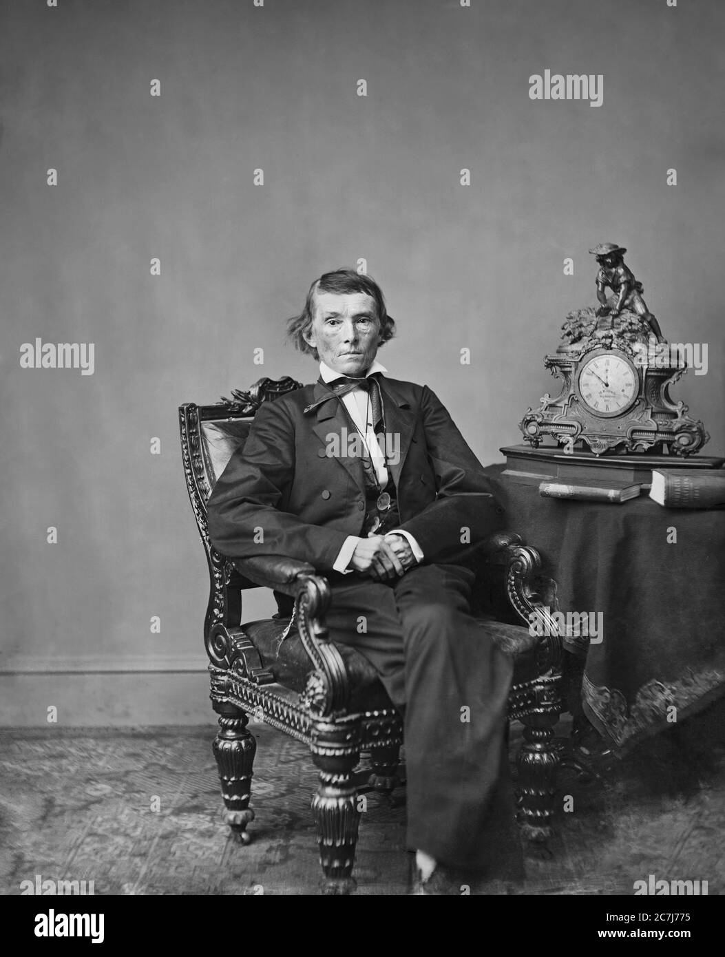 Alexander Hamilton Stephens, Vizepräsident der Konföderierten Staaten von Amerika während des amerikanischen Bürgerkriegs, sitzendes Porträt, Brady-Handy Photographic Collection, 1865 Stockfoto