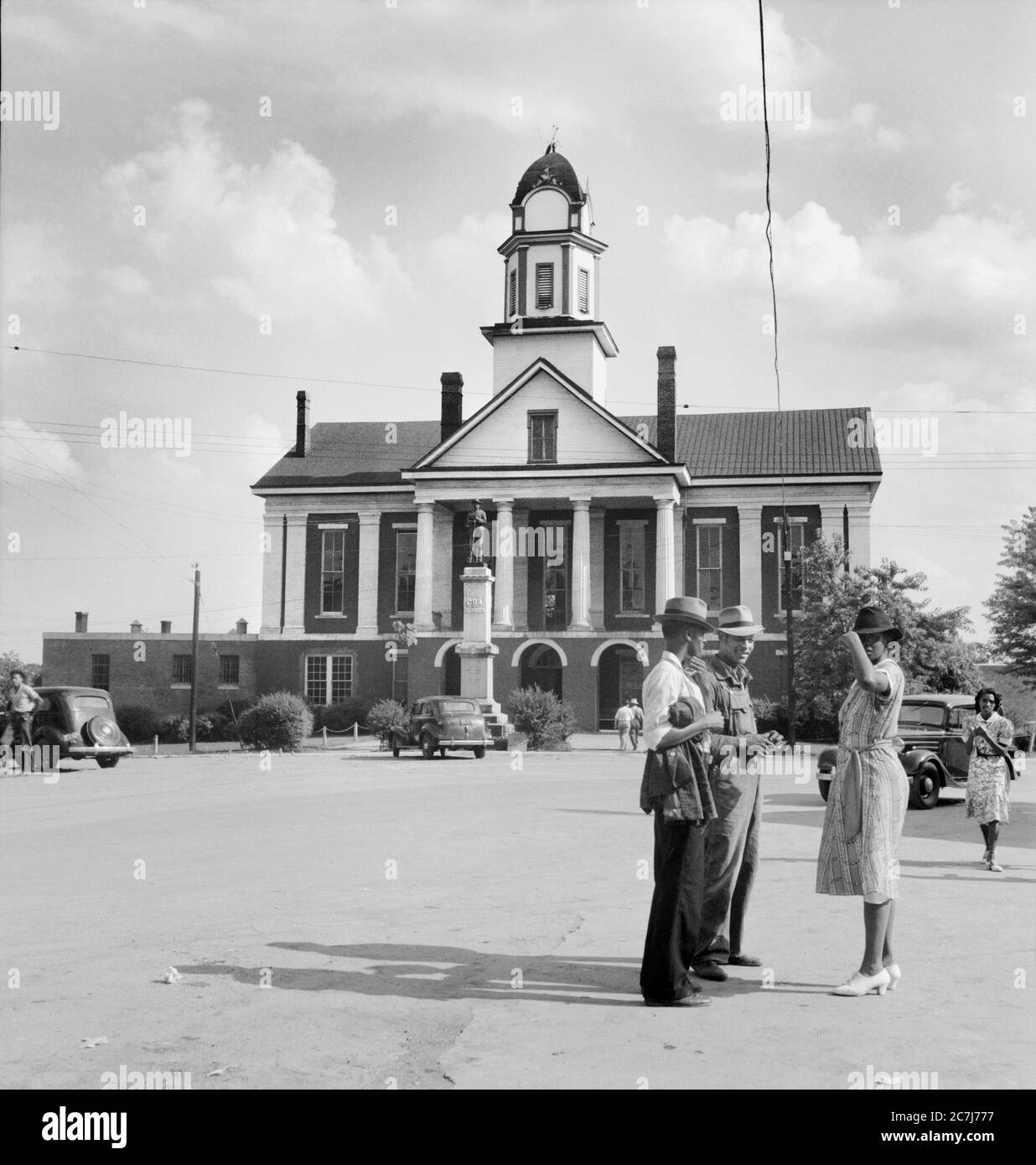 Gruppe afrikanischer Amerikaner mit dem Monument der Bundesstaaten und Gerichtsgebäude, Pittsboro, North Carolina, USA, Dorothea lange, US Office of war Information, Juli 1939 Stockfoto