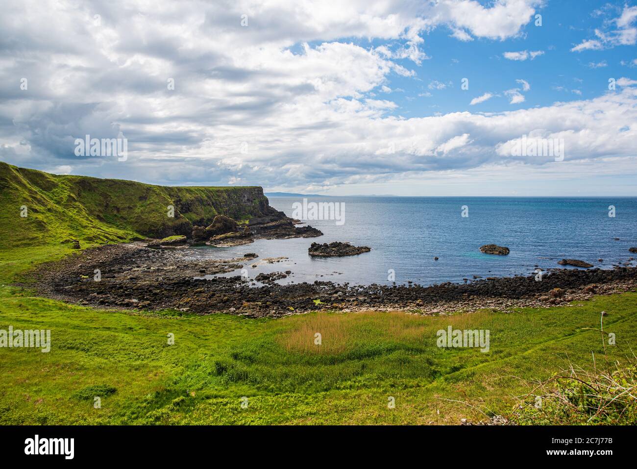 Bucht der Kuh an der Causeway Coast, Bushmills, Nordirland Stockfoto