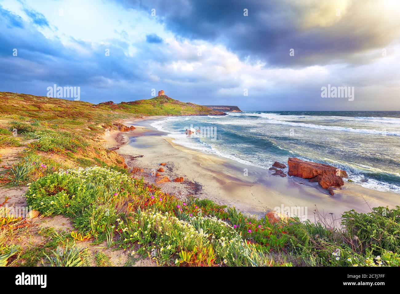 Dramatische Sicht auf den Leuchtturm von Capo San Marco auf der Halbinsel Del Sinis. Sturm auf dem Meer. Lage: Cabras, Provinz Oristano, Sardinien, Italien, Europa Stockfoto