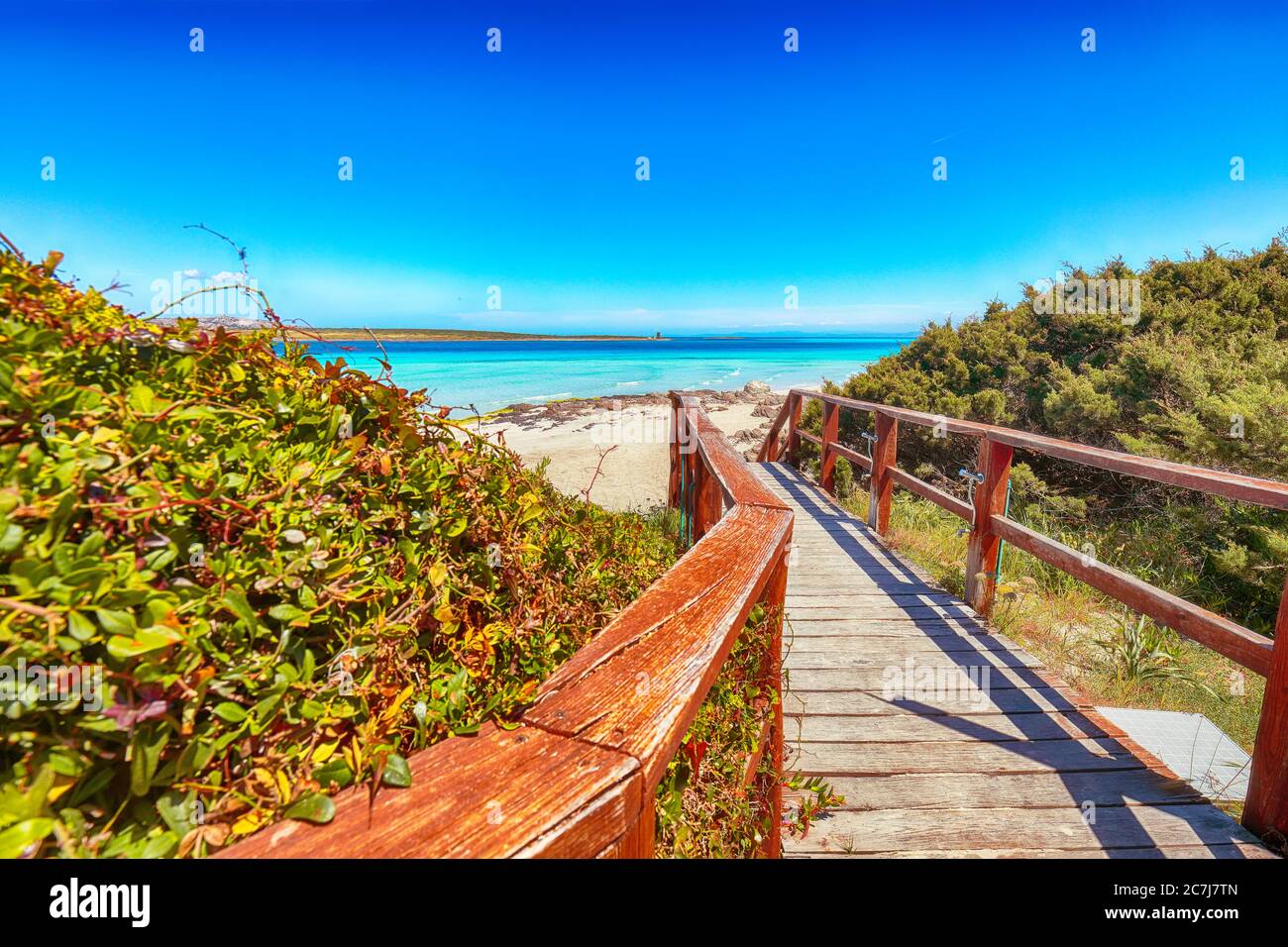 Herrliche Aussicht auf den berühmten Strand von La Pelosa (Spiaggia della Pelosa) mit Holzsteg. Lage: Stintino, Provinz Sassari, Italien, Europa Stockfoto