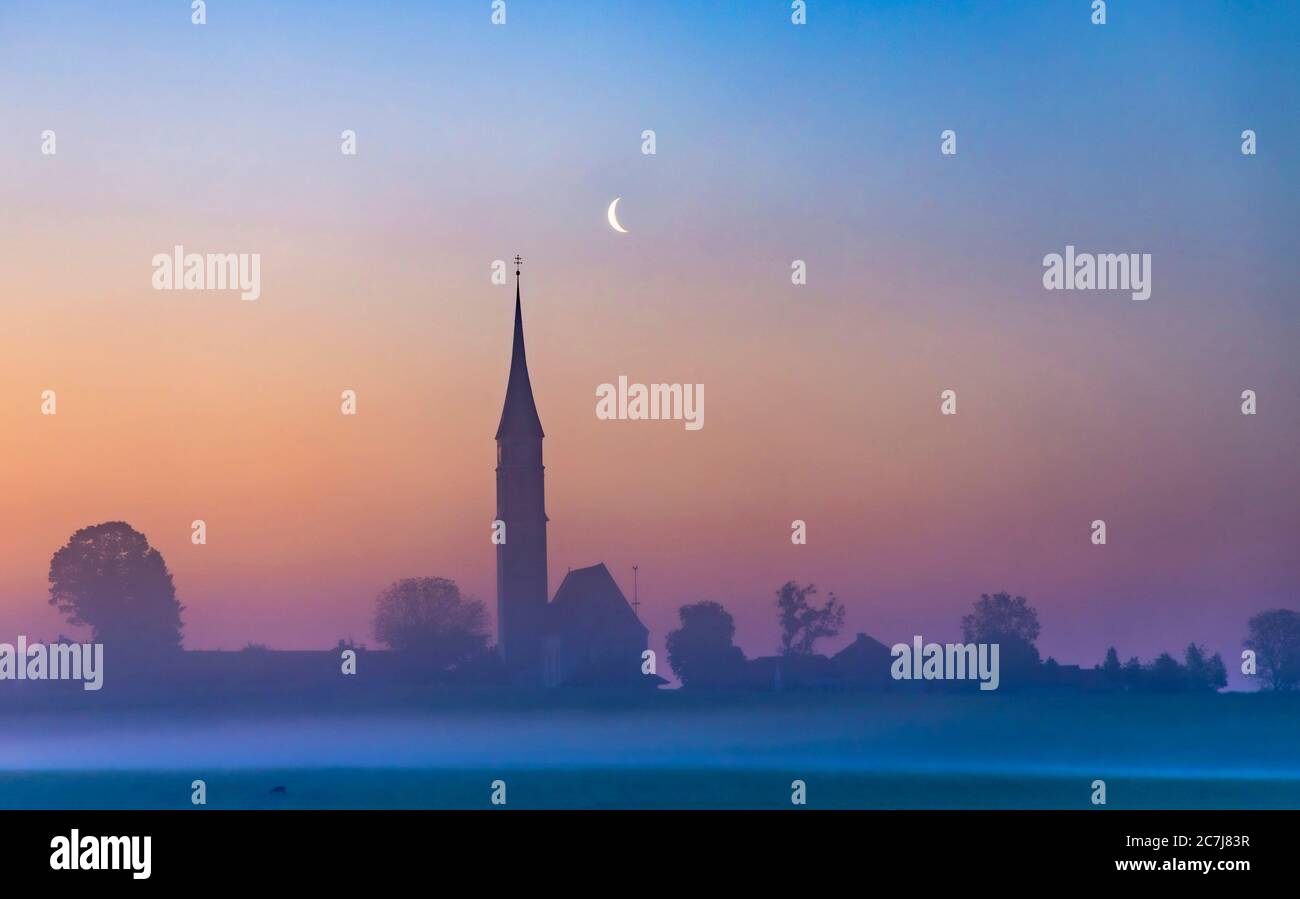 kirche Mariae Himmelfahrt Kirchreit, spätgotische Kirche bei Sonnenaufgang im Nebel mit Mond, Deutschland, Bayern, Soyen Stockfoto