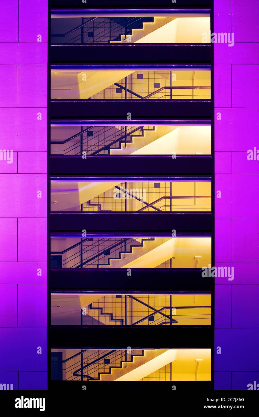 Beleuchtete Treppe des Büro- und Geschäftshauses Inhouse am Abend, Deutschland, Nordrhein-Westfalen, Ruhrgebiet, Dortmund Stockfoto