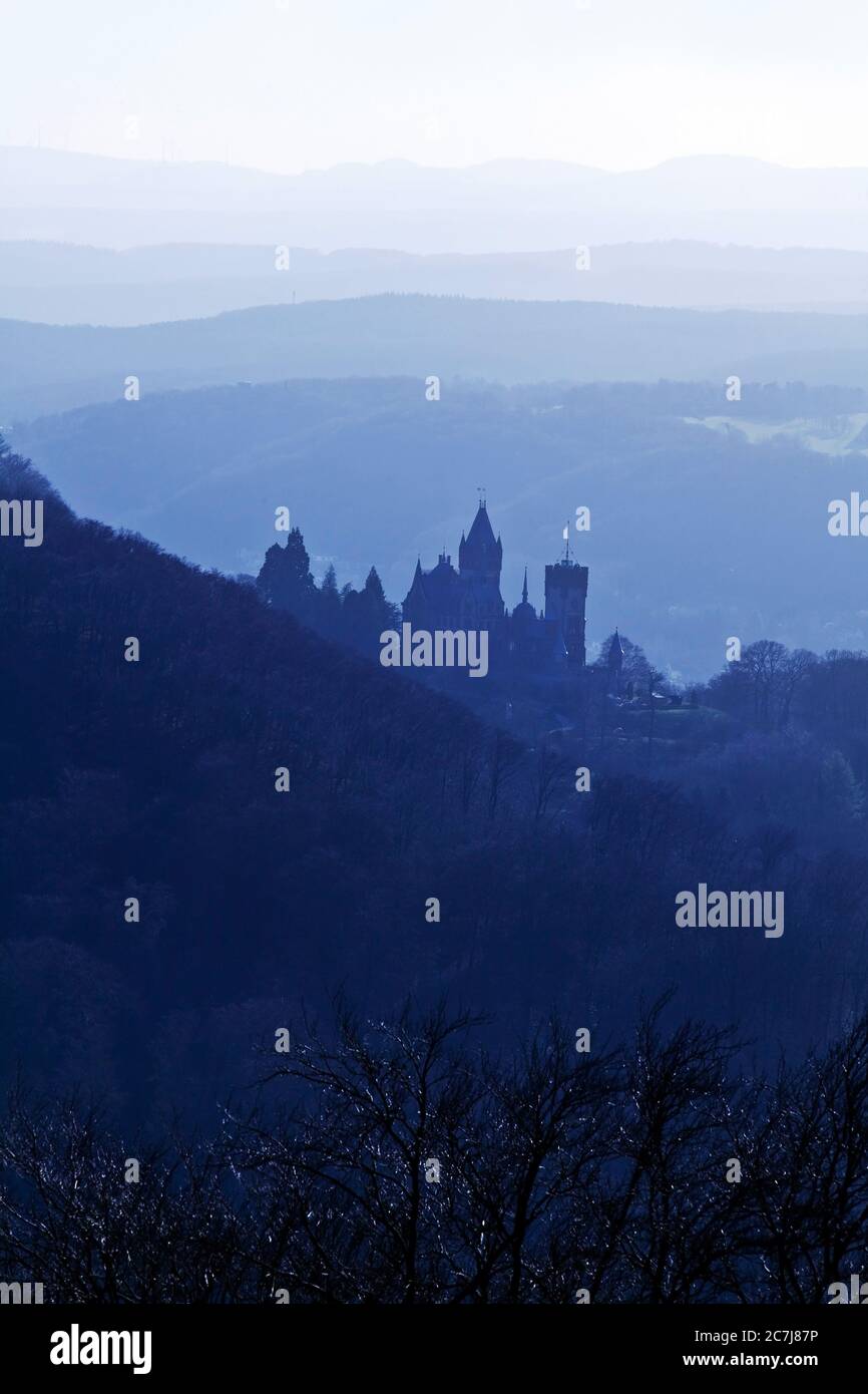Schloss Drachenburg bei Sonnenaufgang, Deutschland, Nordrhein-Westfalen, Siebengebirge, Königswinter Stockfoto
