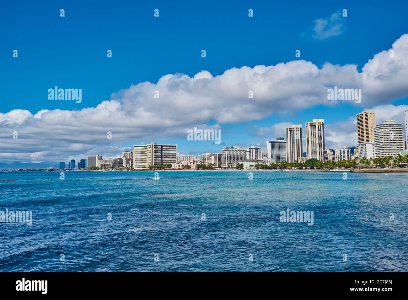 Gebäude in Waikiki am Kuhio Beach, USA, Hawaii, Oahu, Honolulu Stockfoto