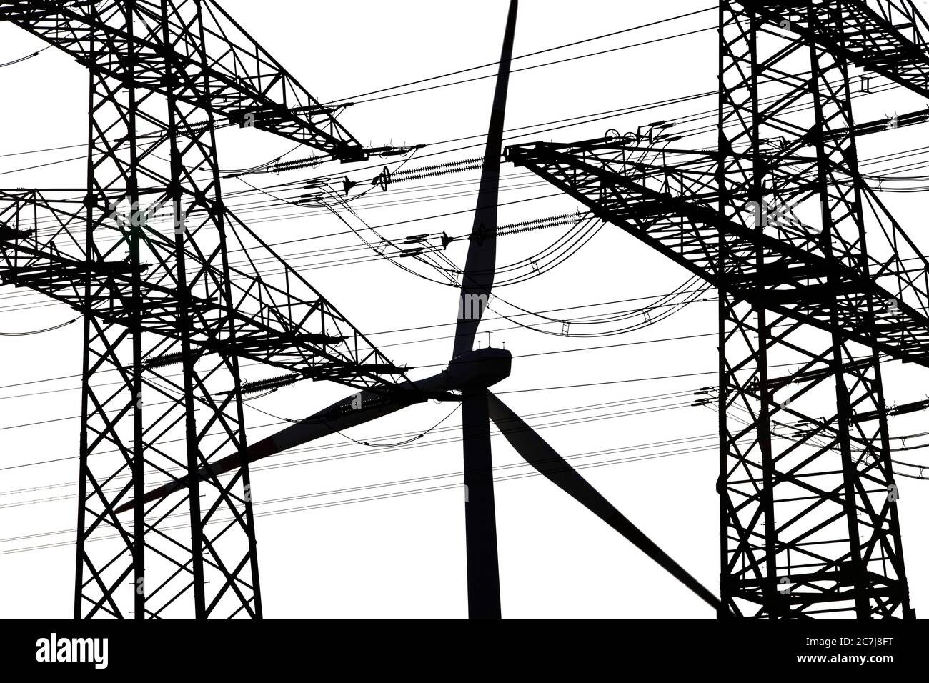 Zwei Strommasten und ein Windrad, Deutschland, Nordrhein-Westfalen, Ruhrgebiet, Witten Stockfoto