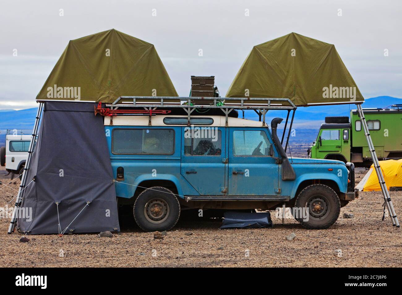 Alter Rover mit Dachzelten auf einem Zeltplatz der Drachenschlucht, Island, Drekagil, Dyngjufjoell Stockfoto