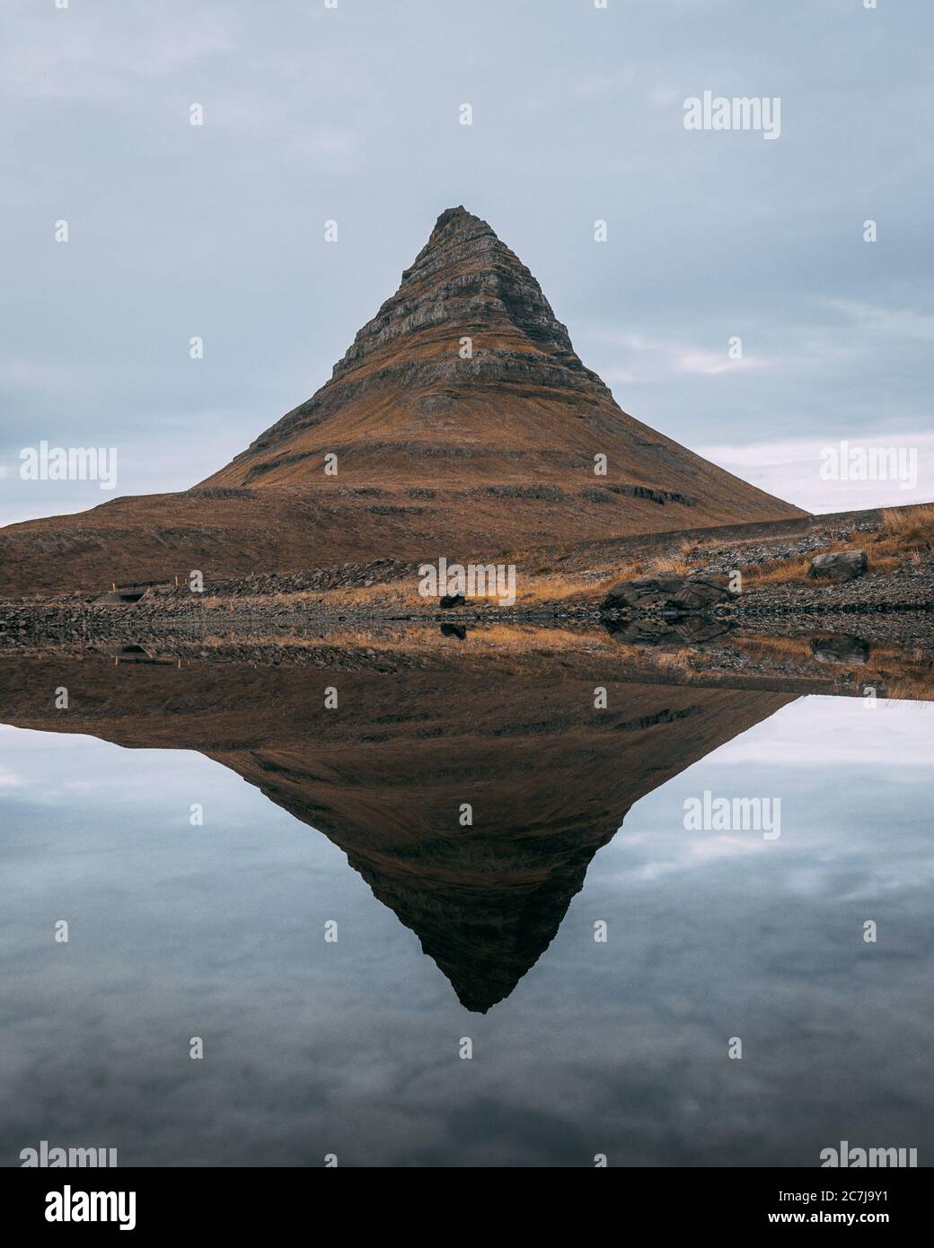 Kirkjufell Mountain in der Nähe des Snaefellsjokull National Park, Island spiegelt sich im See Stockfoto
