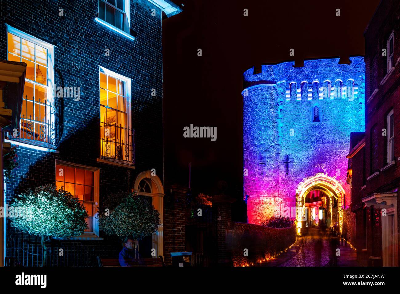 Lewes Castle beleuchtet mit farbigen Lichtern während des Lewes Light Festivals, Lewes, East Sussex, Großbritannien. Stockfoto