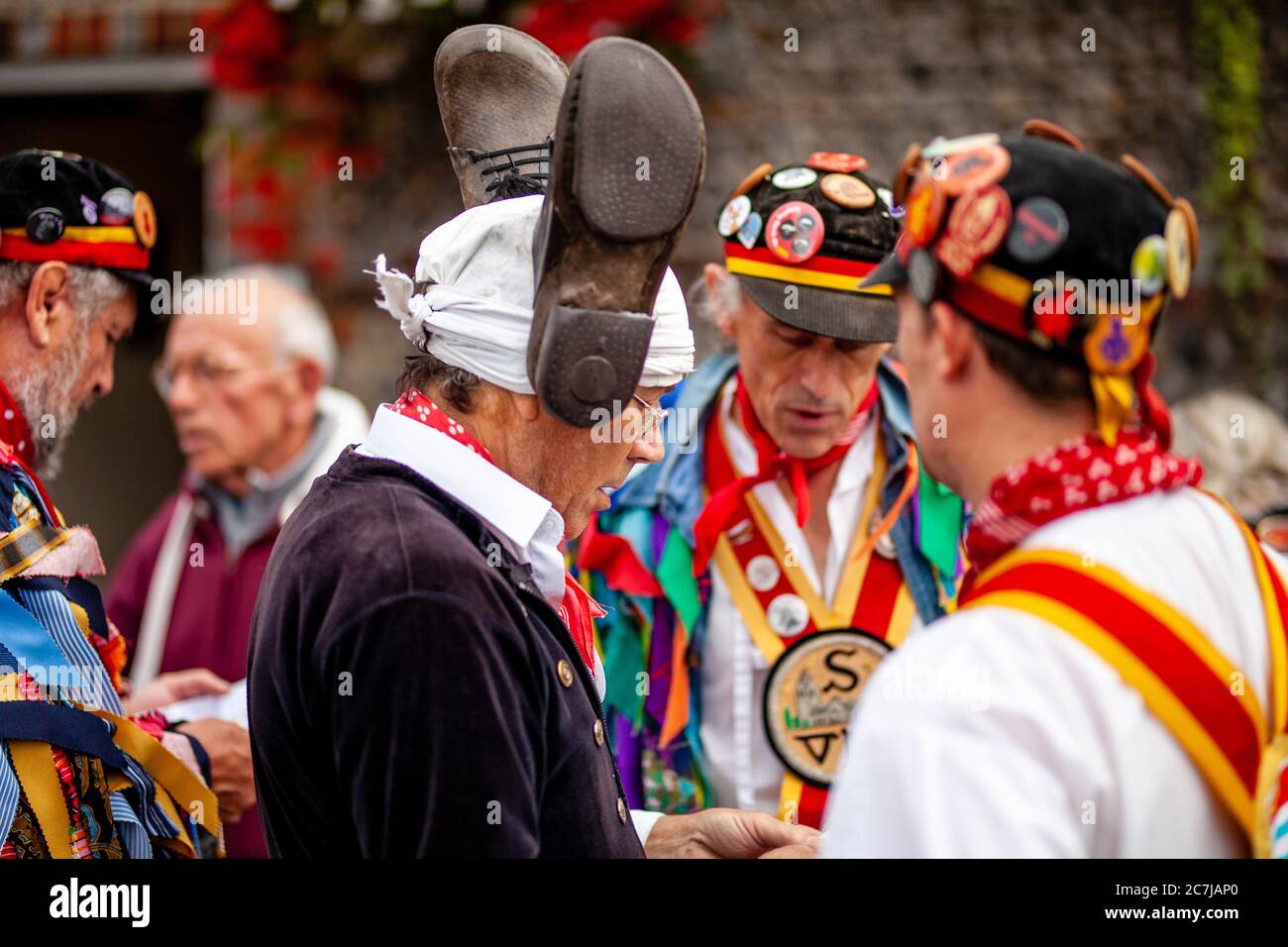 Morris Dancing Sides bereiten sich auf das Lewes Folk Festival, High Street, Lewes, East Sussex, Großbritannien vor Stockfoto