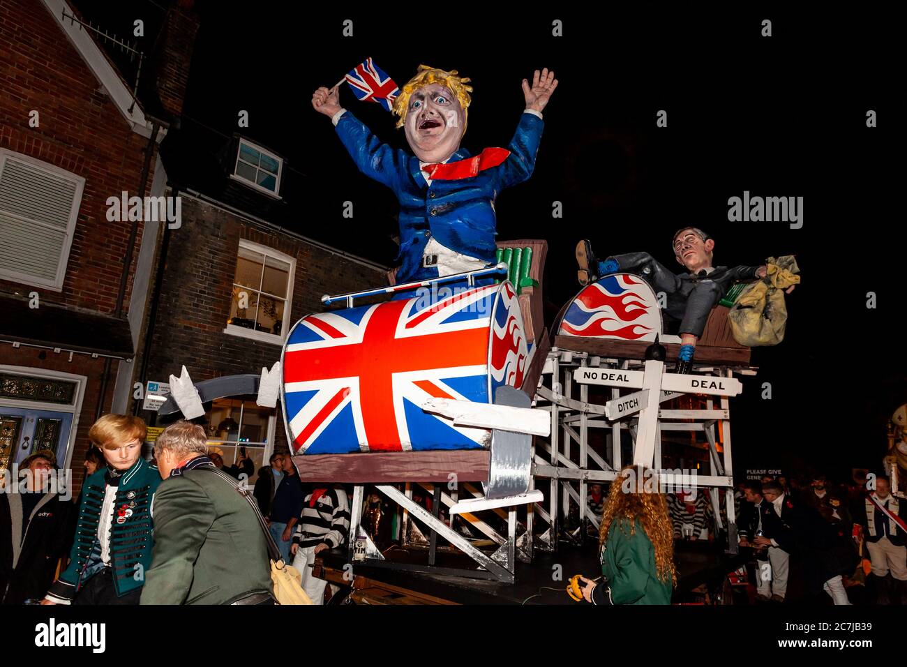 Ein Bildnis von Premierminister Boris Johnson wird während der Bonfire Night (Guy Fawkes Night) Celebrations, Lewes, East Sussex, Großbritannien, durch die Stadt geführt Stockfoto