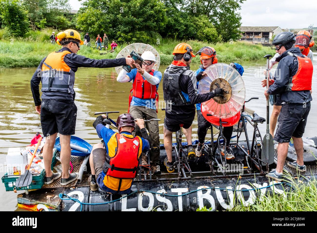 Die Einheimischen nehmen am jährlichen ‘Ouseday’ Lewes to Newhaven Raft Race auf dem River Ouse in Aid of Charity, Lewes, Sussex, Großbritannien, Teil Stockfoto