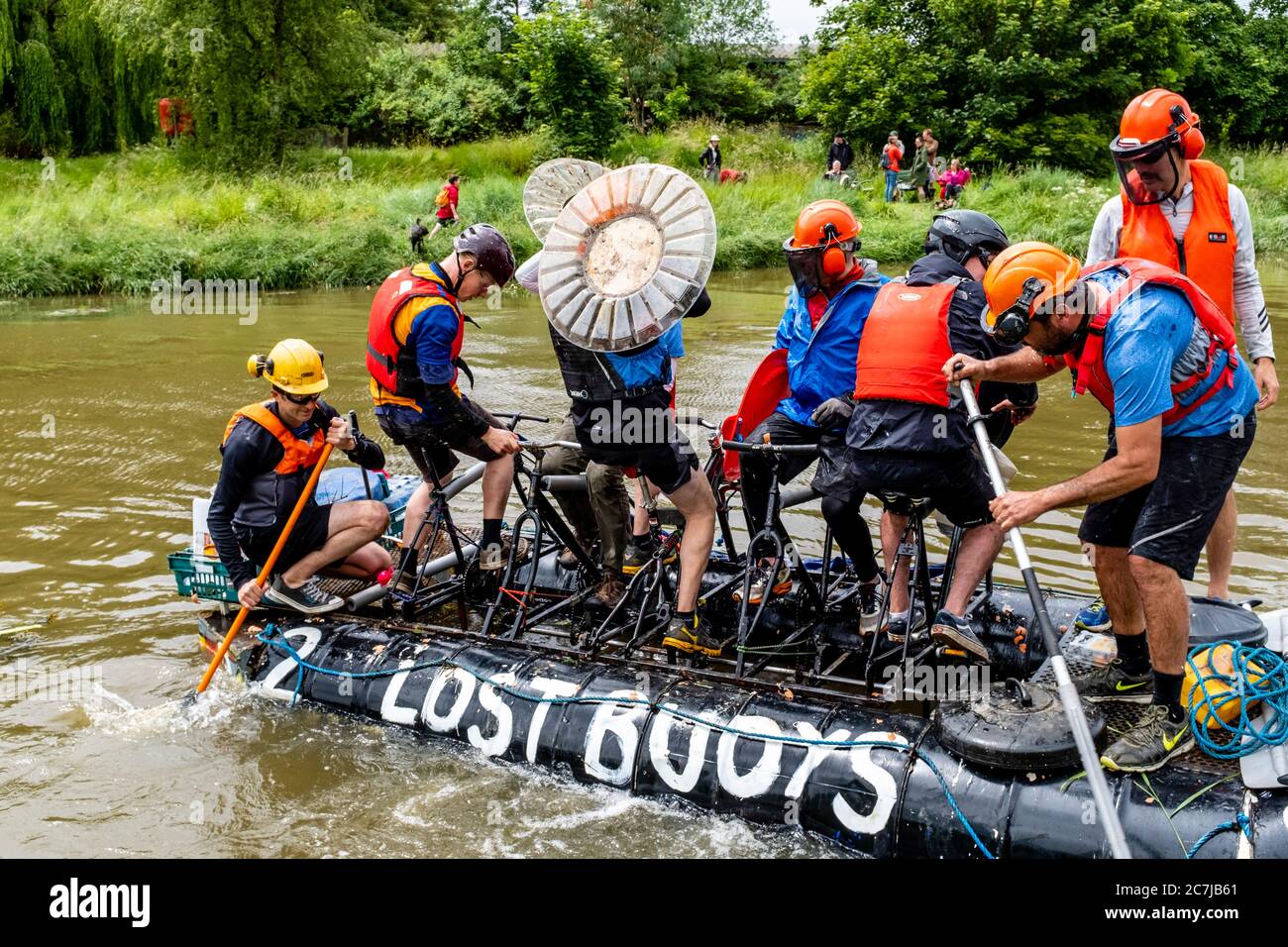 Die Einheimischen nehmen am jährlichen ‘Ouseday’ Raft Race Teil, dem Paddeln auf selbst hergestellten Rafts in Aid of Charity von Lewes nach Newhaven, River Ouse, Lewes, Großbritannien Stockfoto