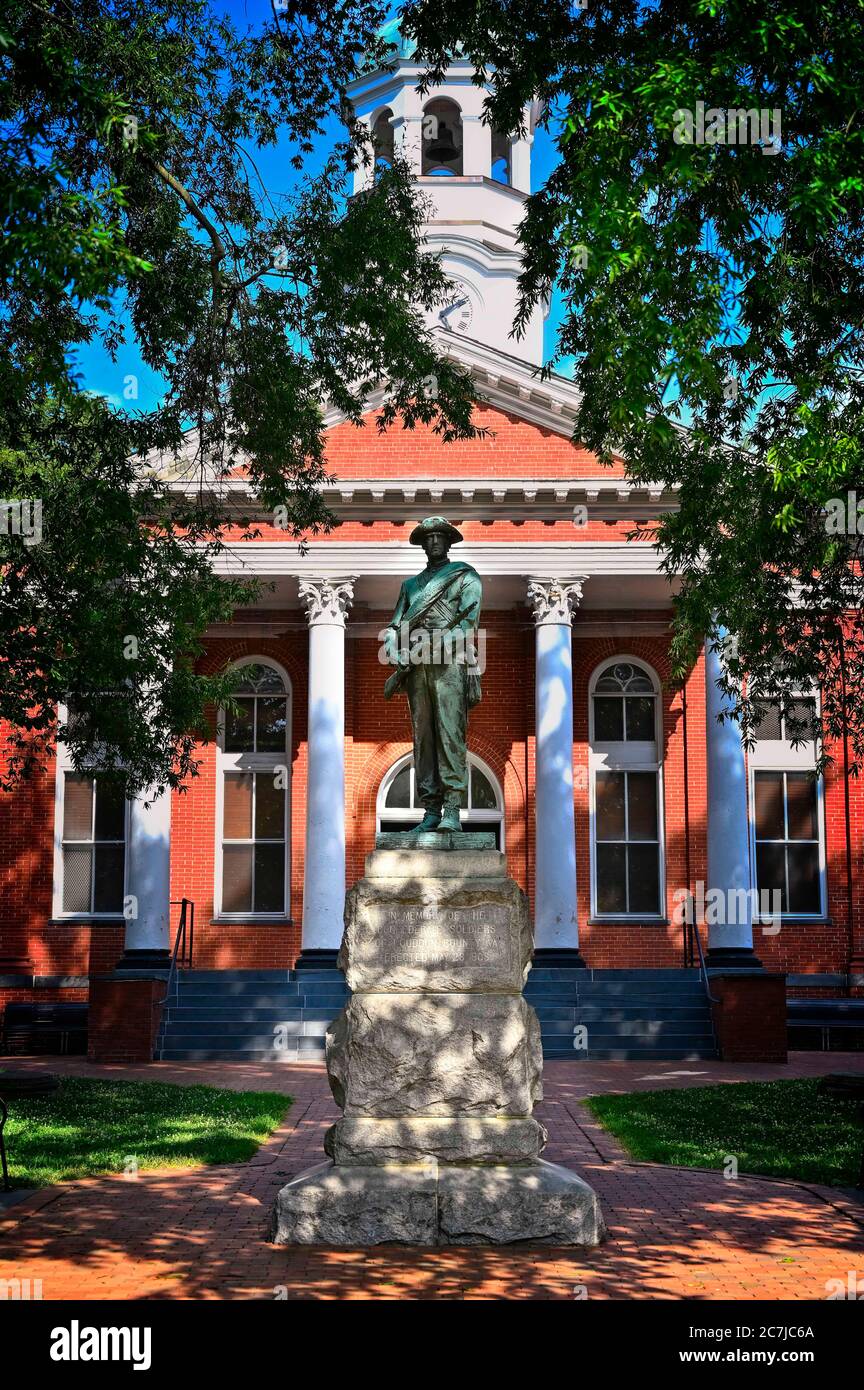 USA - 17. Juli 2020- die Leesburg Statue, errichtet 1908 während der Zeit von Jim Crow Laws, steht vor dem Loudoun County Courthouse. Stockfoto